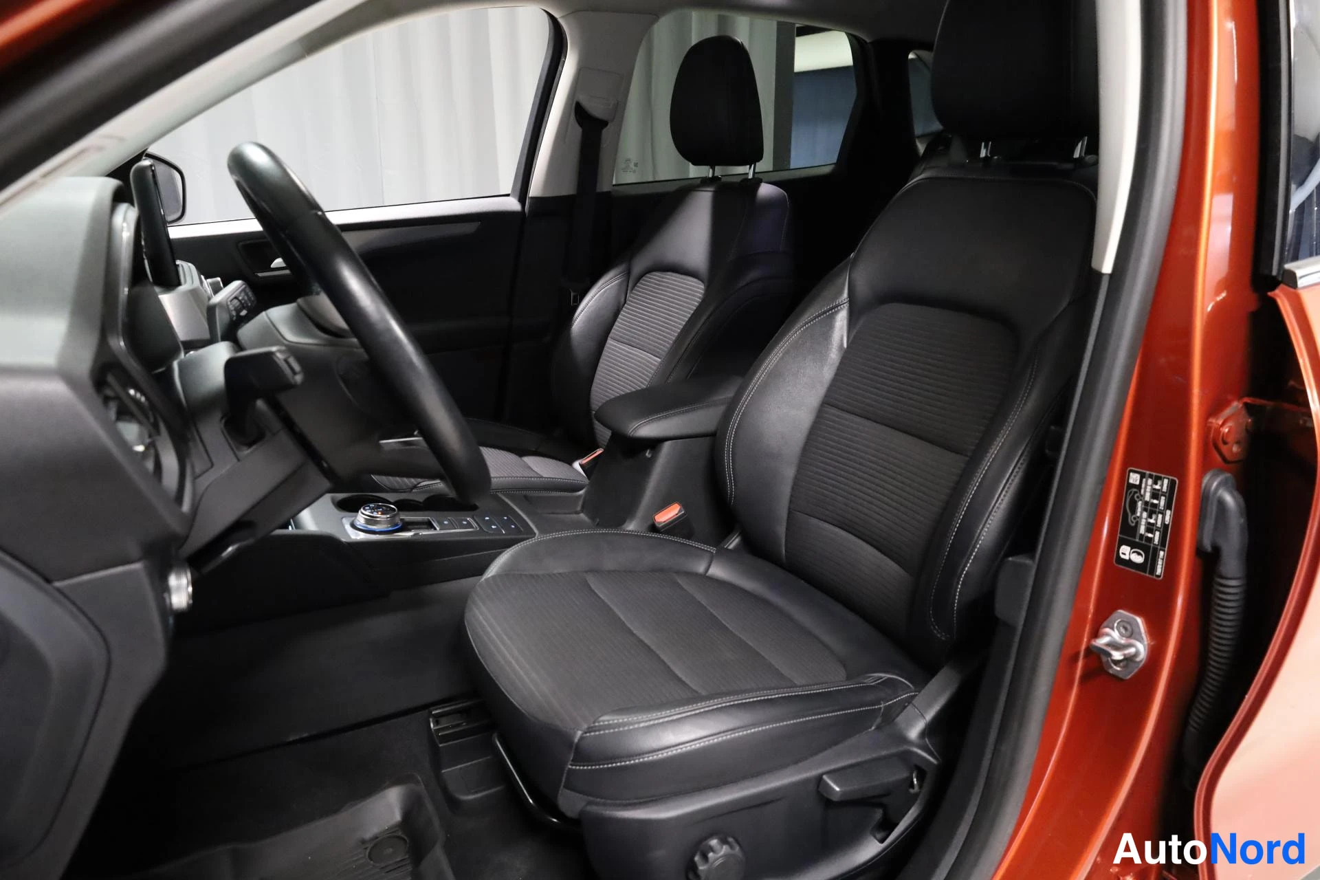 Oranssi Ford Kuga 2021, etuistuimet, kuva 13
