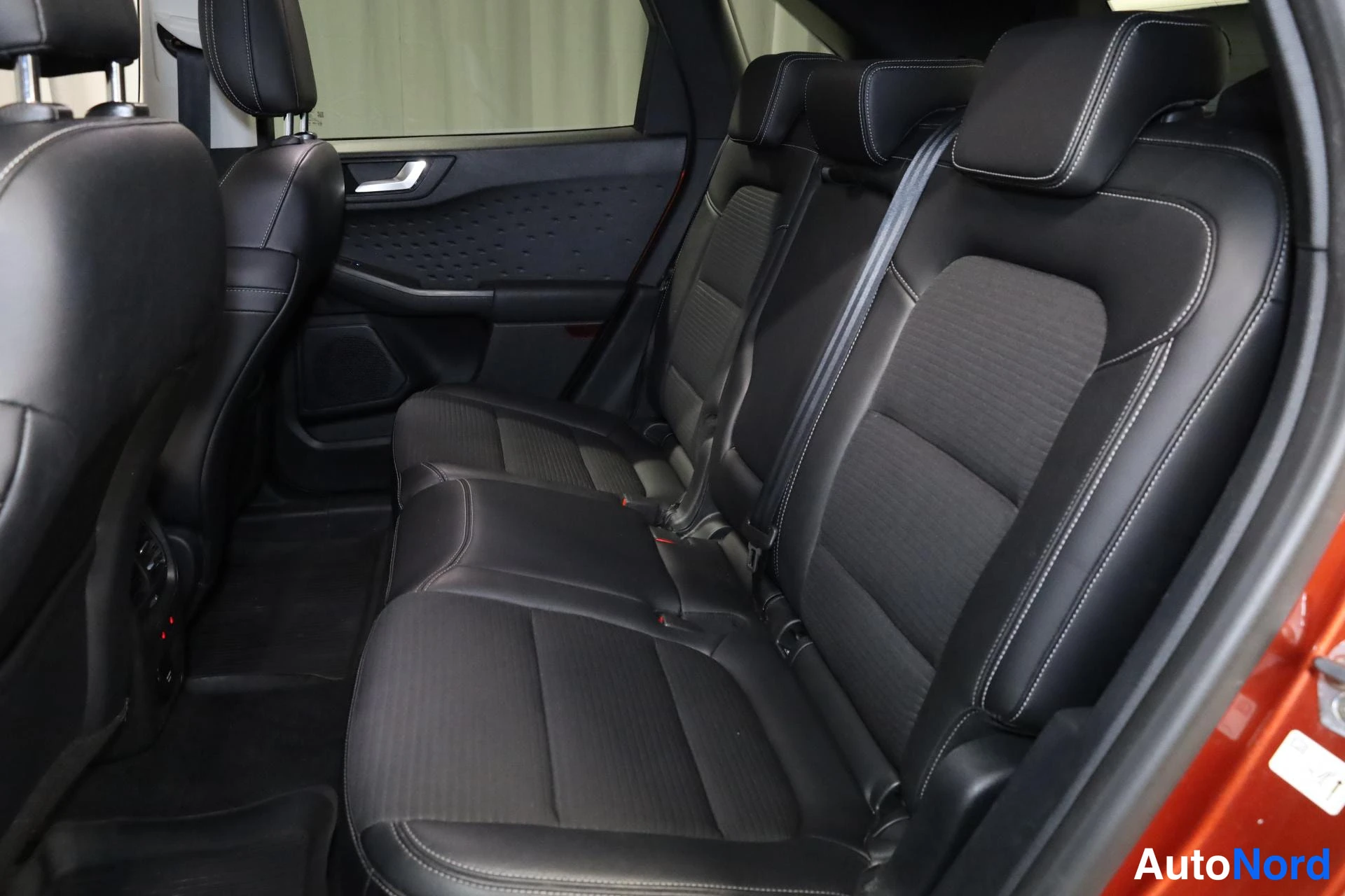 Oranssi Ford Kuga 2021, takaistuimet, kuva 15