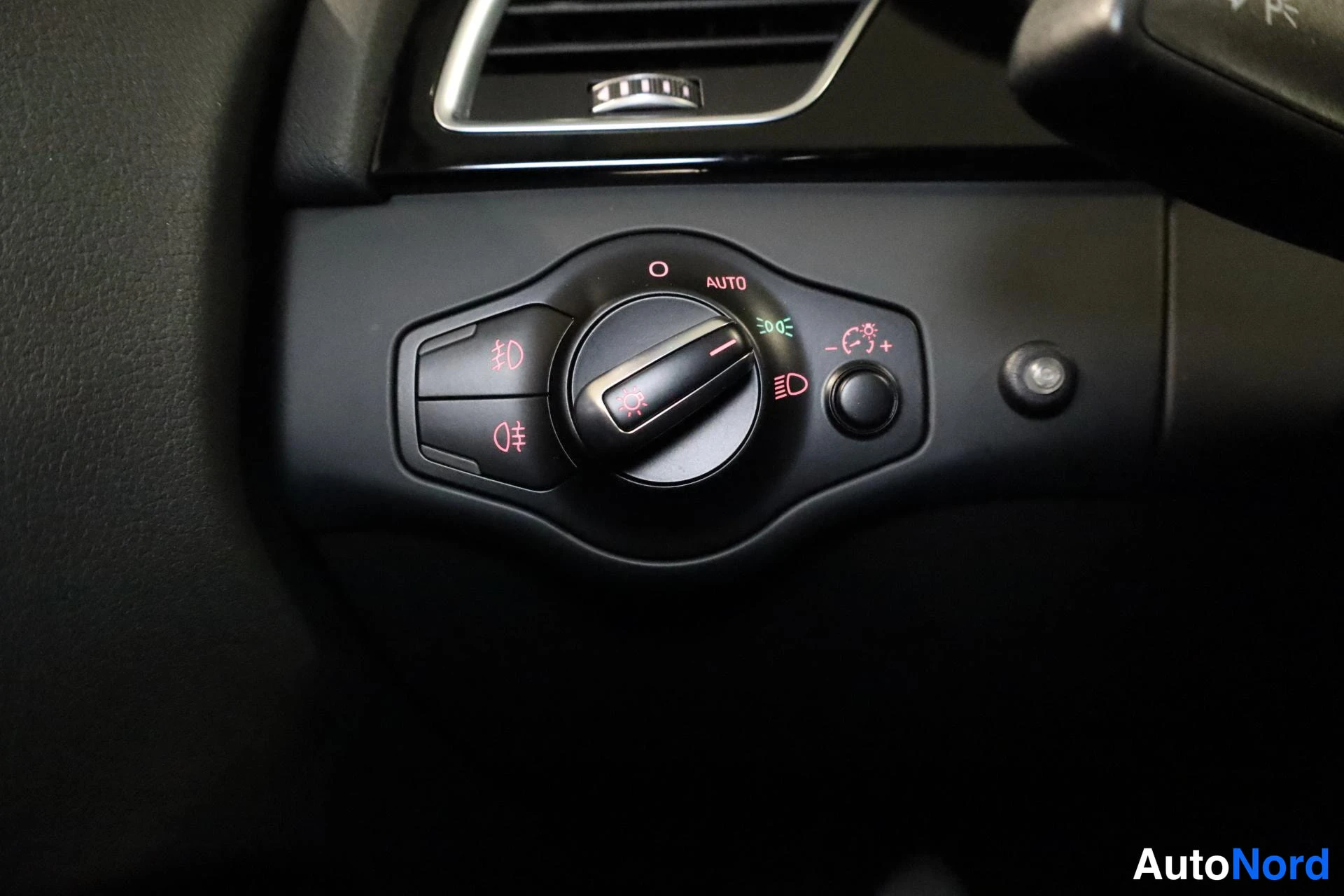 Harmaa Audi A4 allroad quattro 2015, yksityiskohta, kuva 25