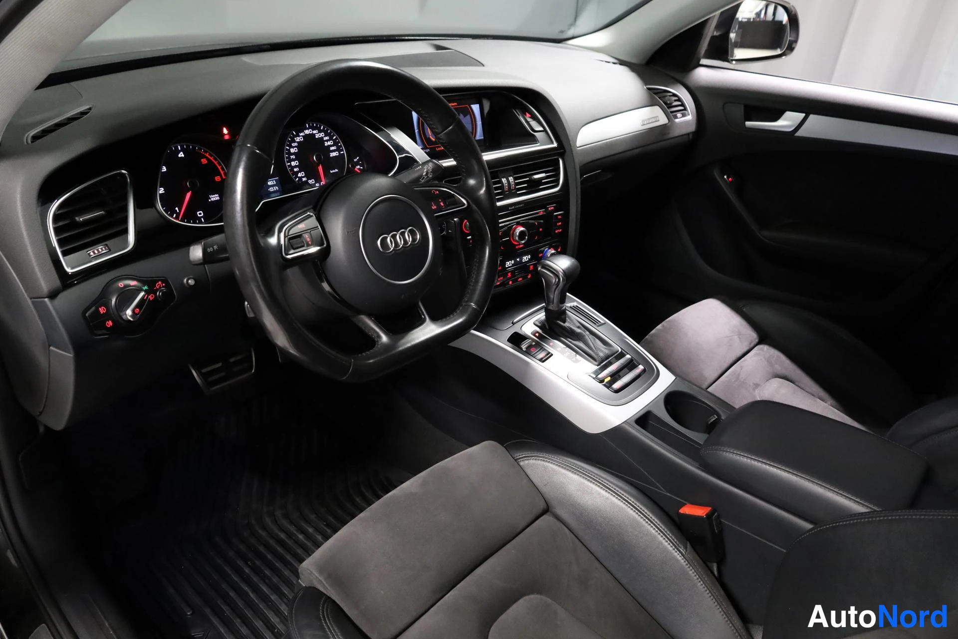 Harmaa Audi A4 allroad quattro 2015, ohjaamo, kuva 9