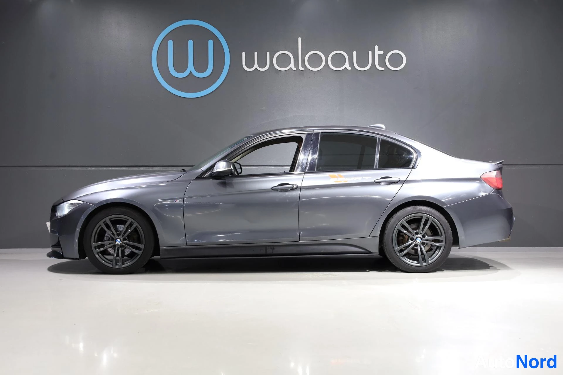 Harmaa BMW 318d 2014, sivulta, kuva 5