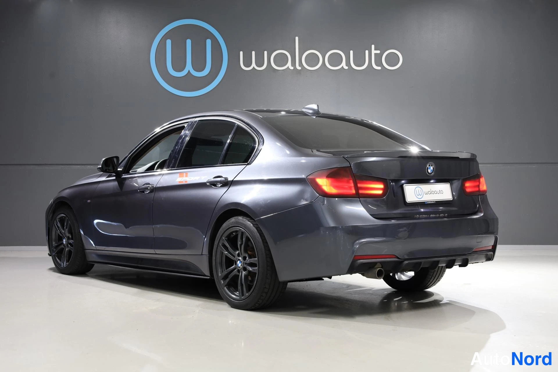 Harmaa BMW 318d 2014, takaviisto, kuva 6