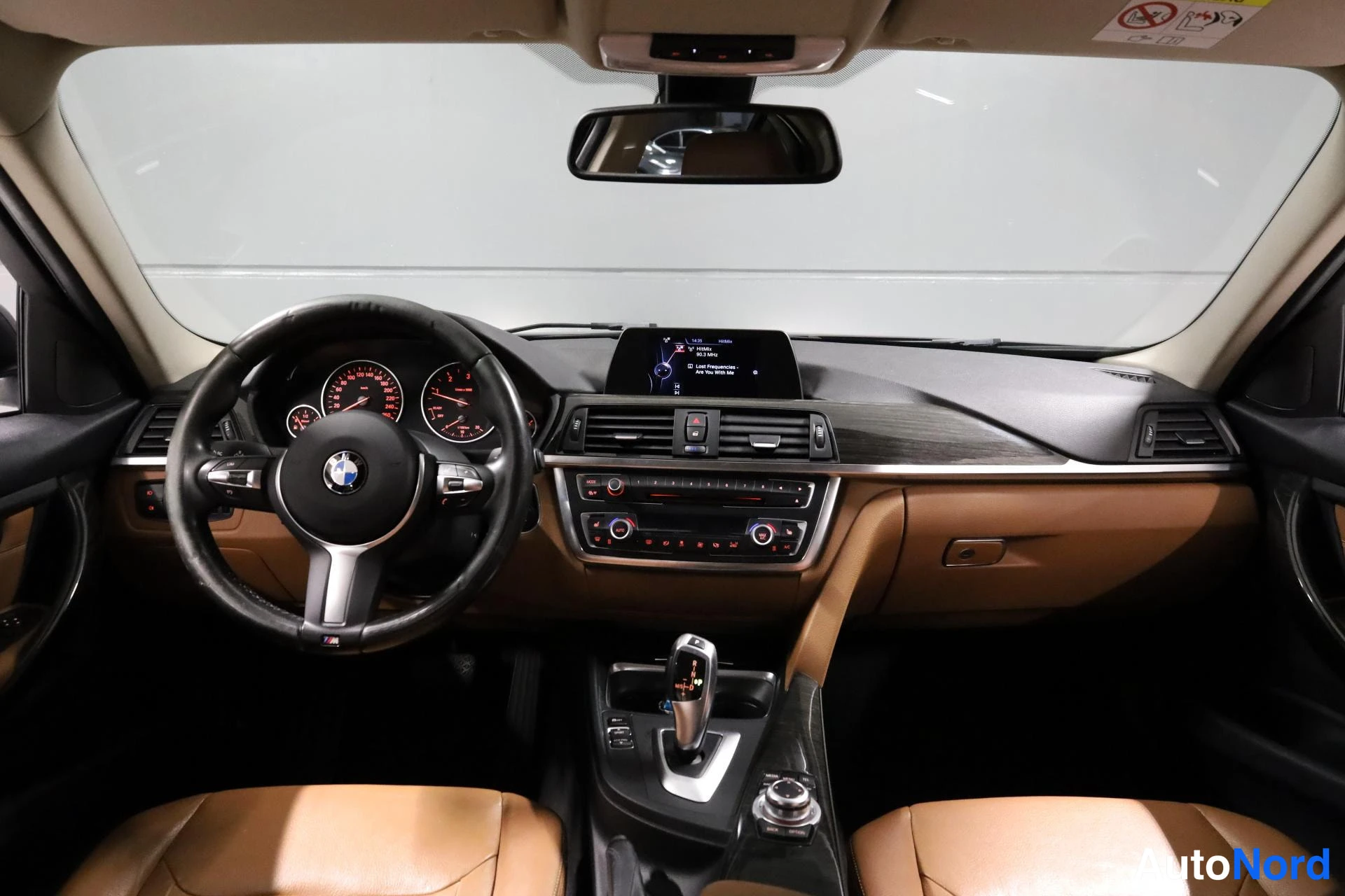 Harmaa BMW 318d 2014, ohjaamo, kuva 10