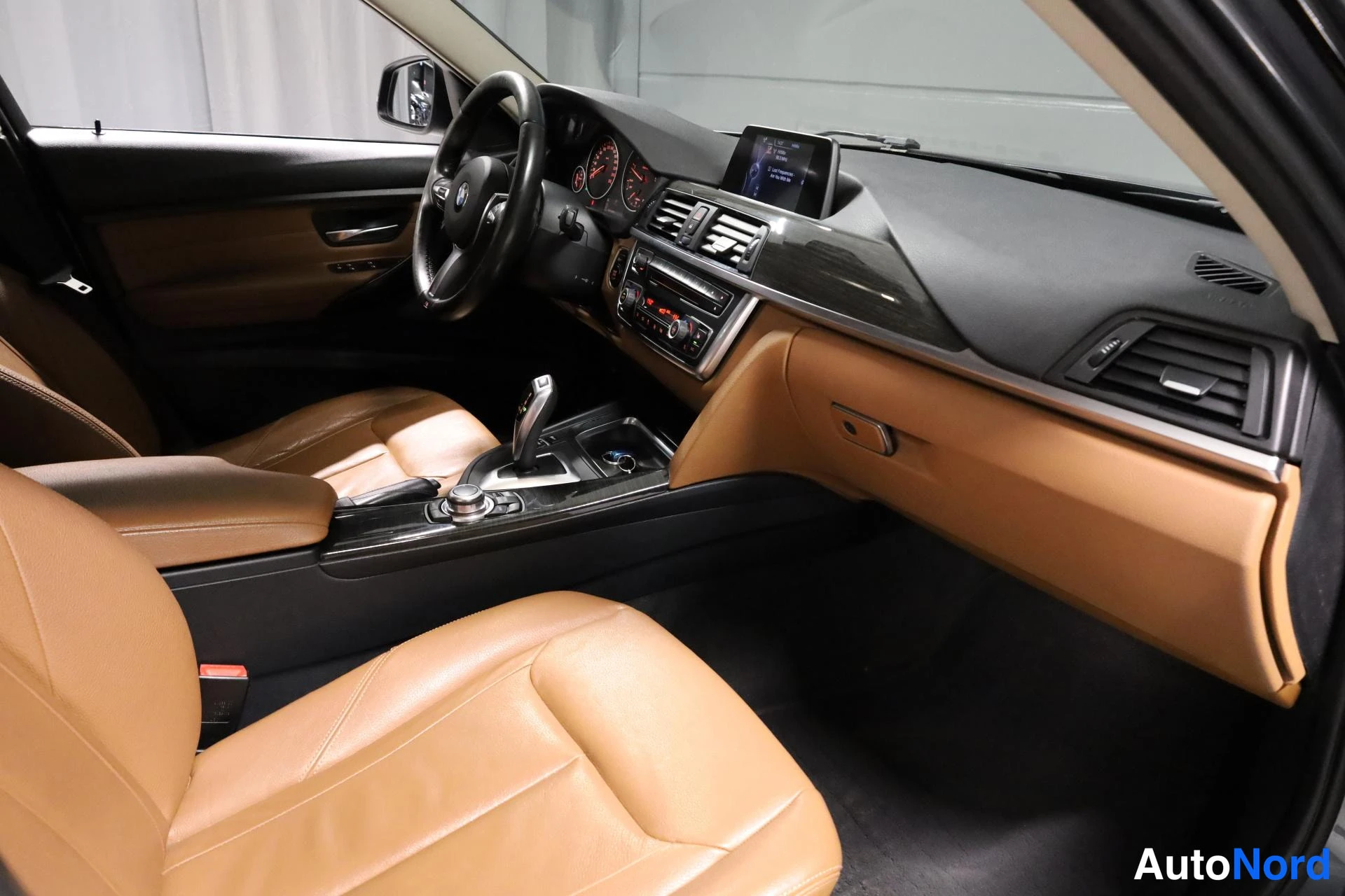 Harmaa BMW 318d 2014, ohjaamo, kuva 11