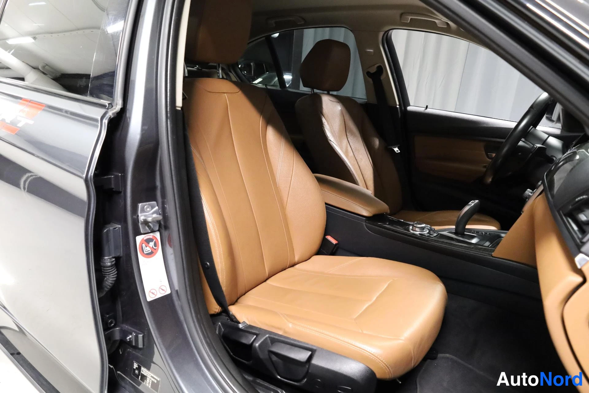 Harmaa BMW 318d 2014, etuistuimet, kuva 18