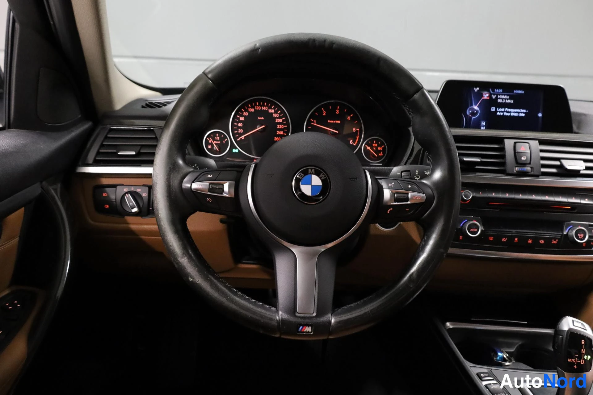Harmaa BMW 318d 2014, ohjaamo, kuva 12