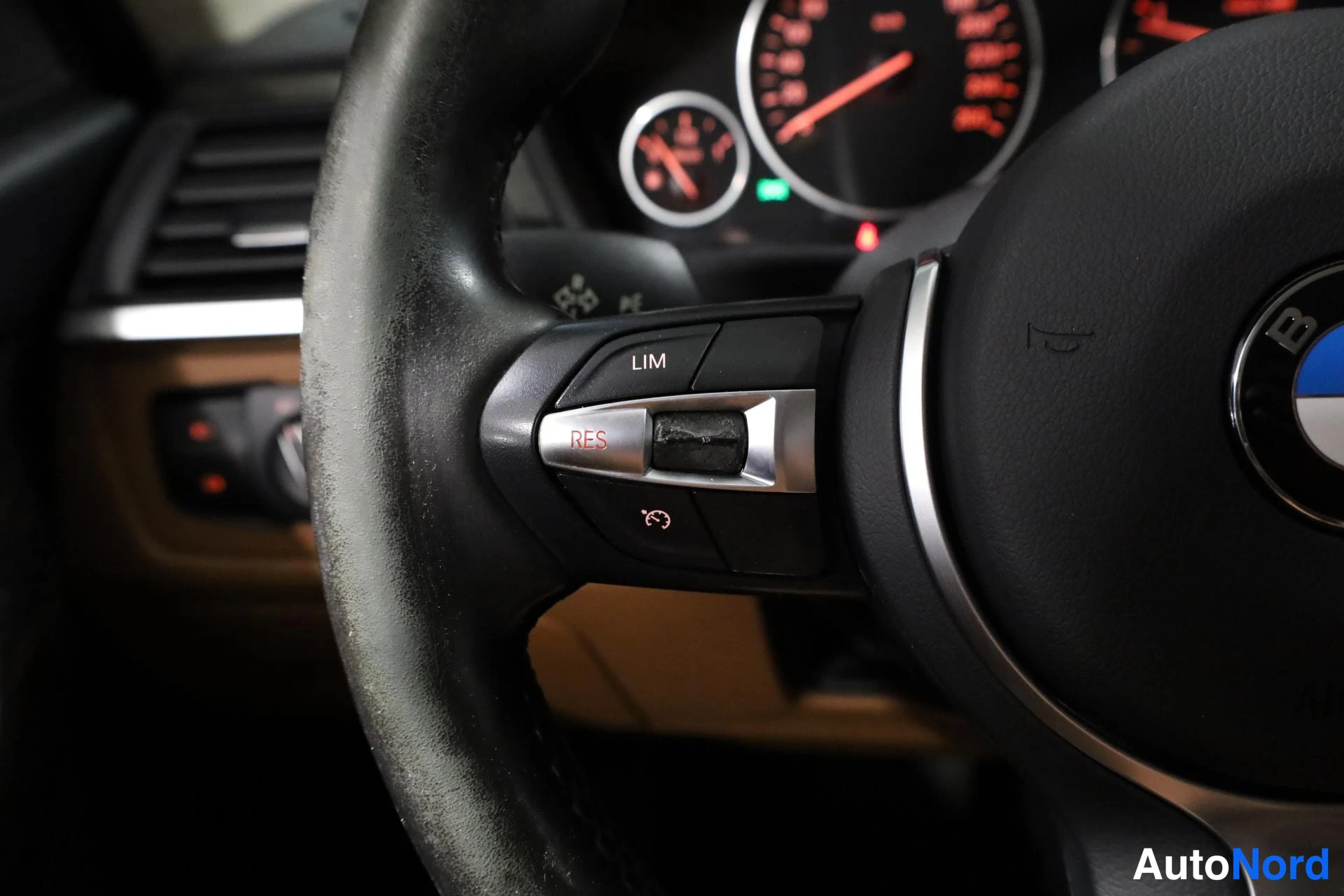 Harmaa BMW 318d 2014, yksityiskohta, kuva 20
