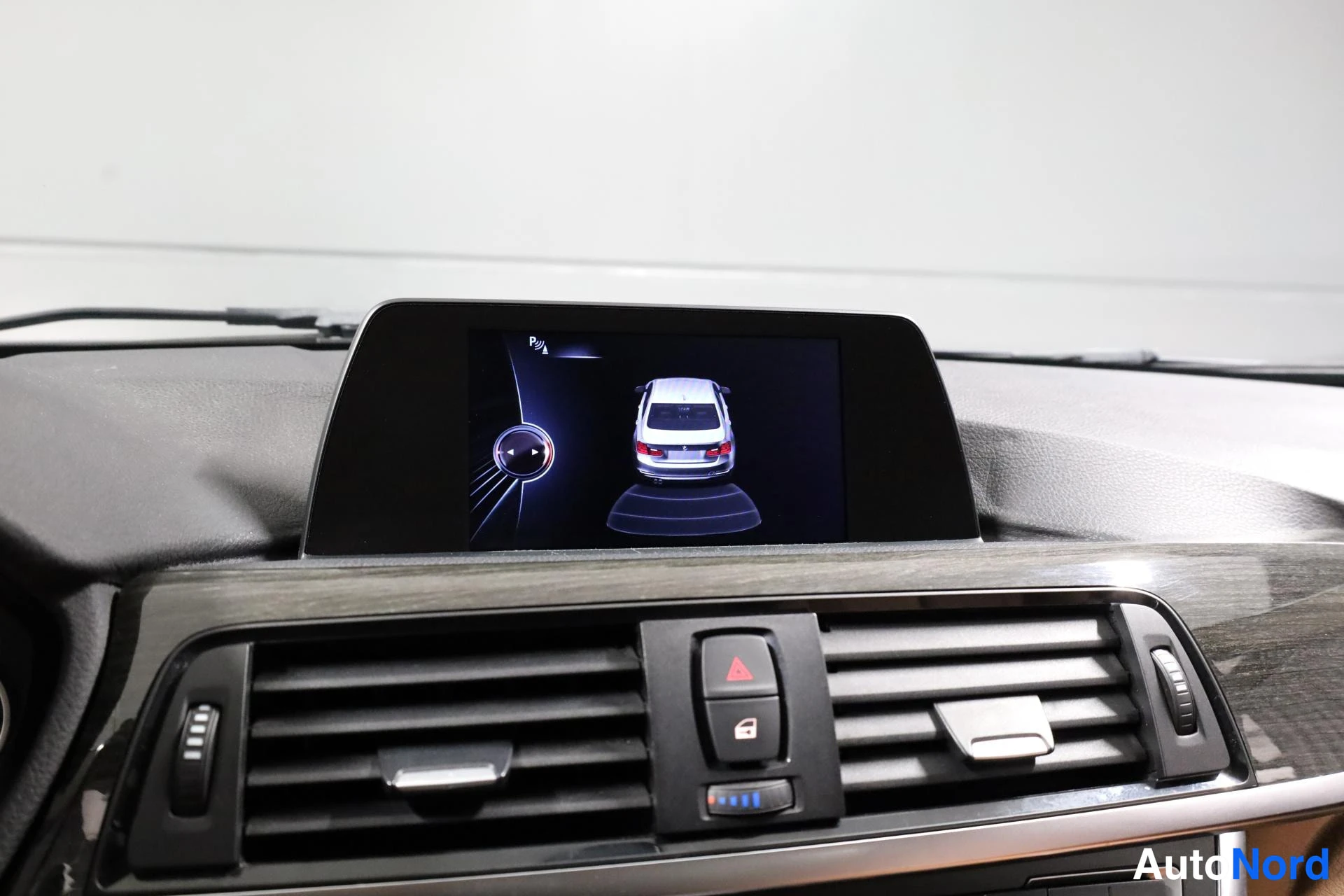 Harmaa BMW 318d 2014, ohjaamo, kuva 13