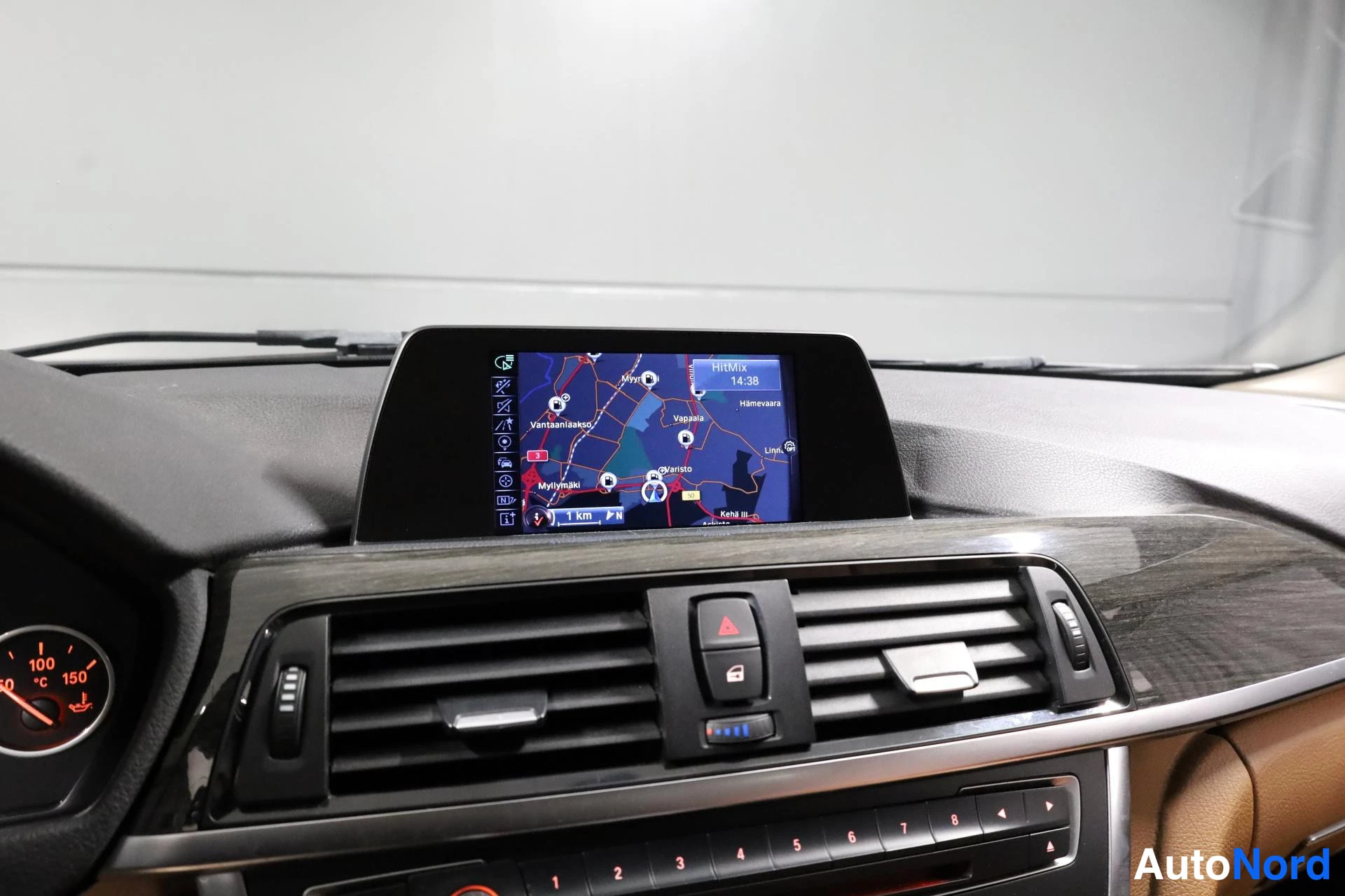 Harmaa BMW 318d 2014, ohjaamo, kuva 14