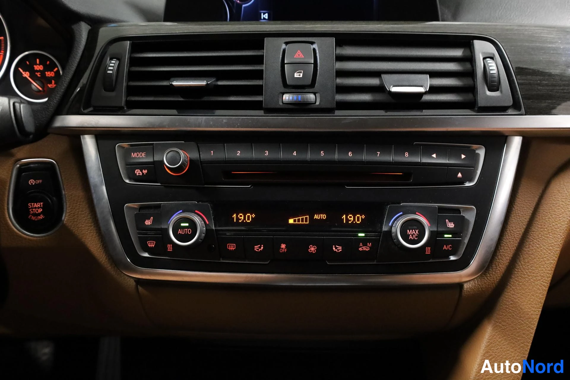 Harmaa BMW 318d 2014, ohjaamo, kuva 15