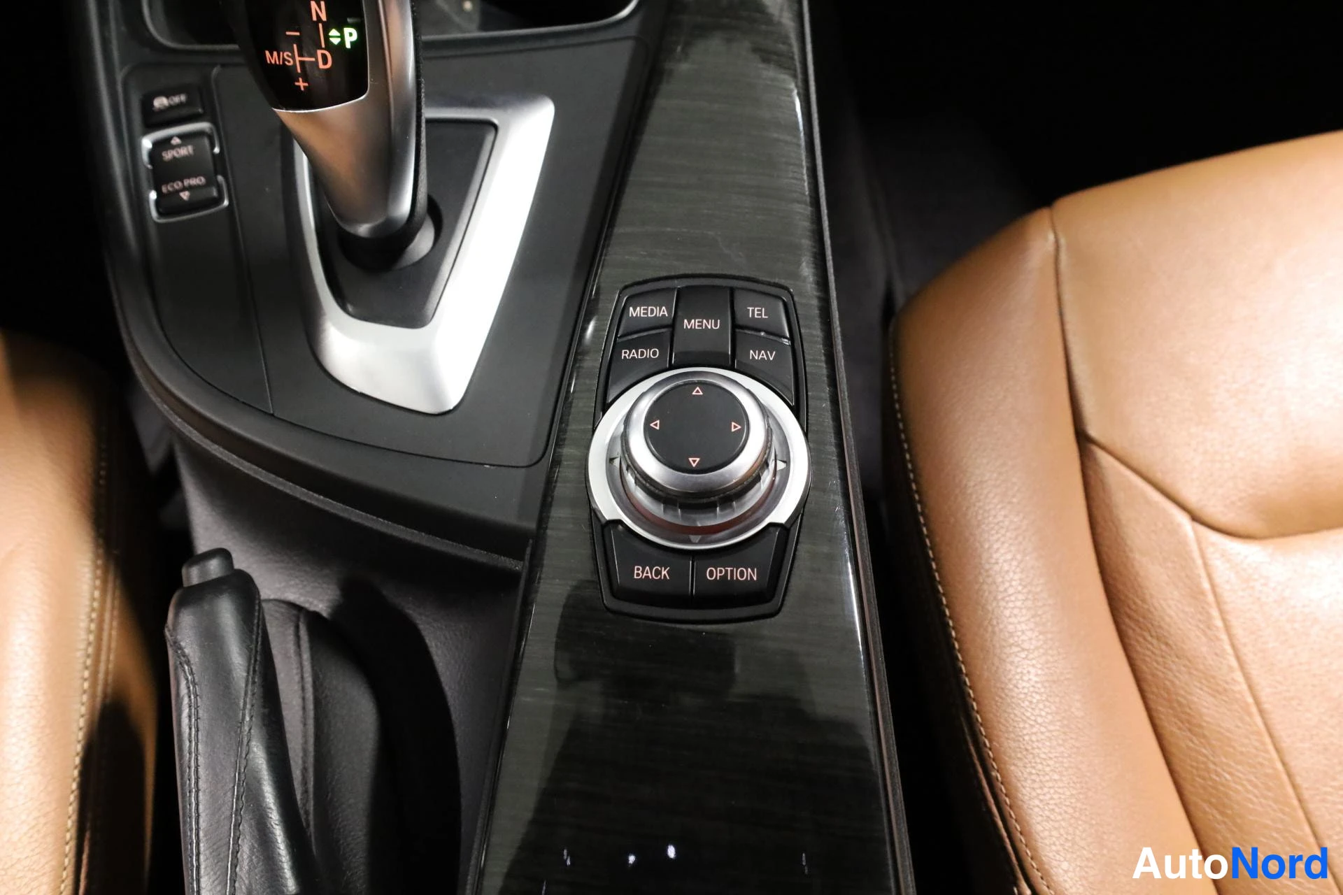 Harmaa BMW 318d 2014, yksityiskohta, kuva 23
