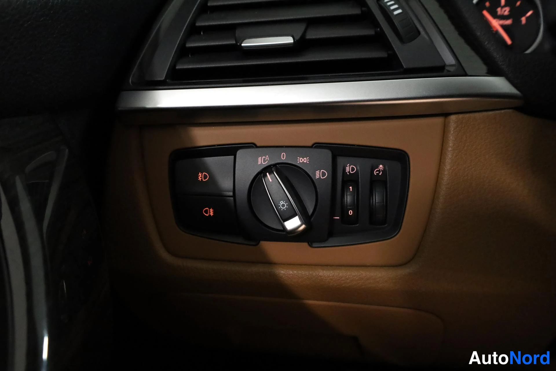 Harmaa BMW 318d 2014, yksityiskohta, kuva 25