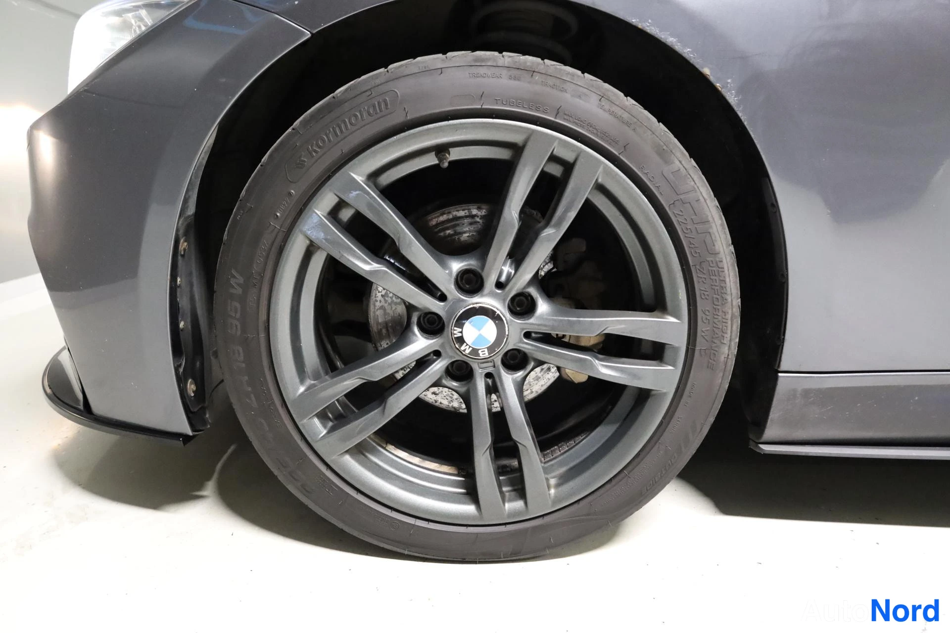 Harmaa BMW 318d 2014, yksityiskohta, kuva 26