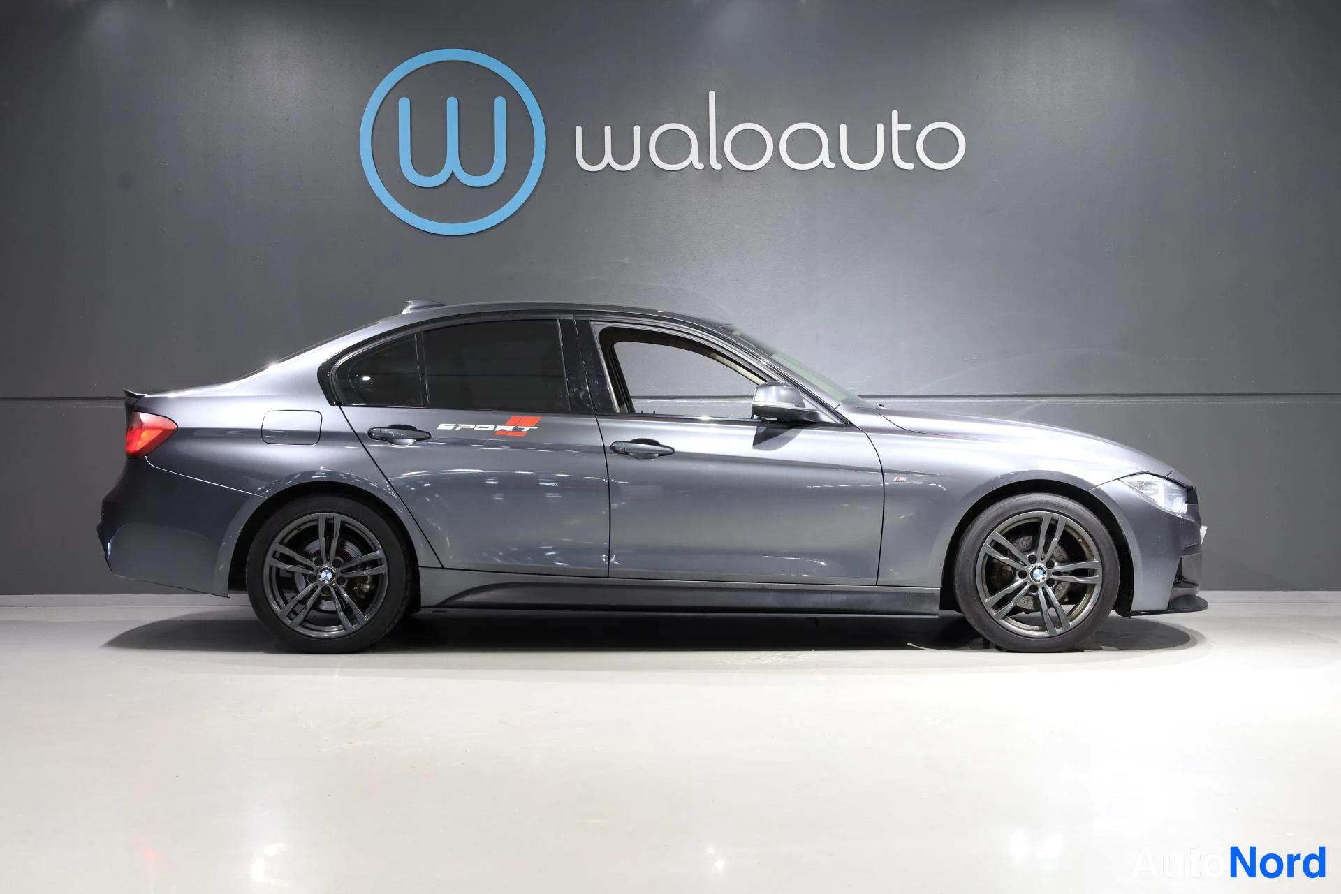 Harmaa BMW 318d 2014, etuviisto, keula oikealle, kuva 2