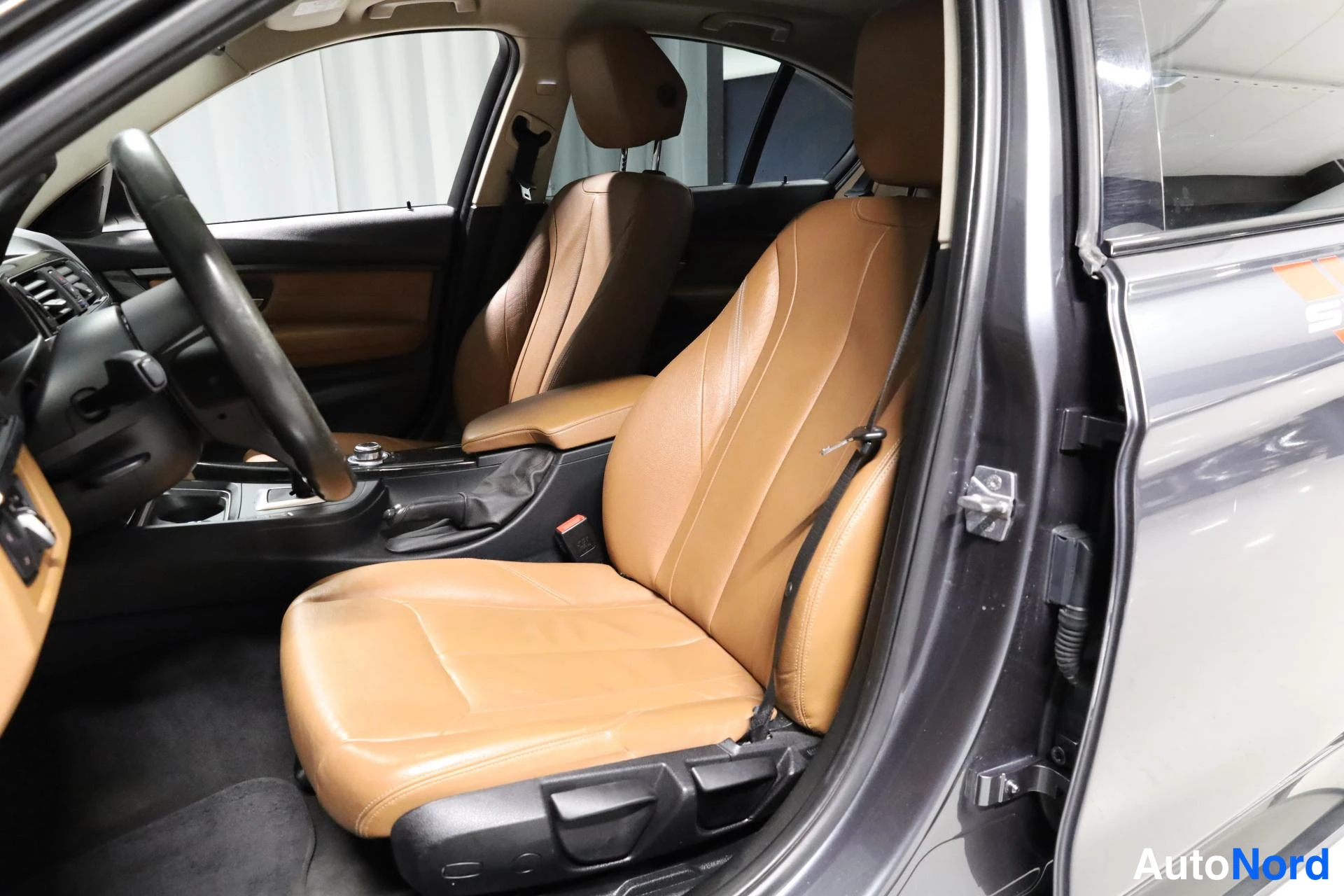 Harmaa BMW 318d 2014, etuistuimet, kuva 17