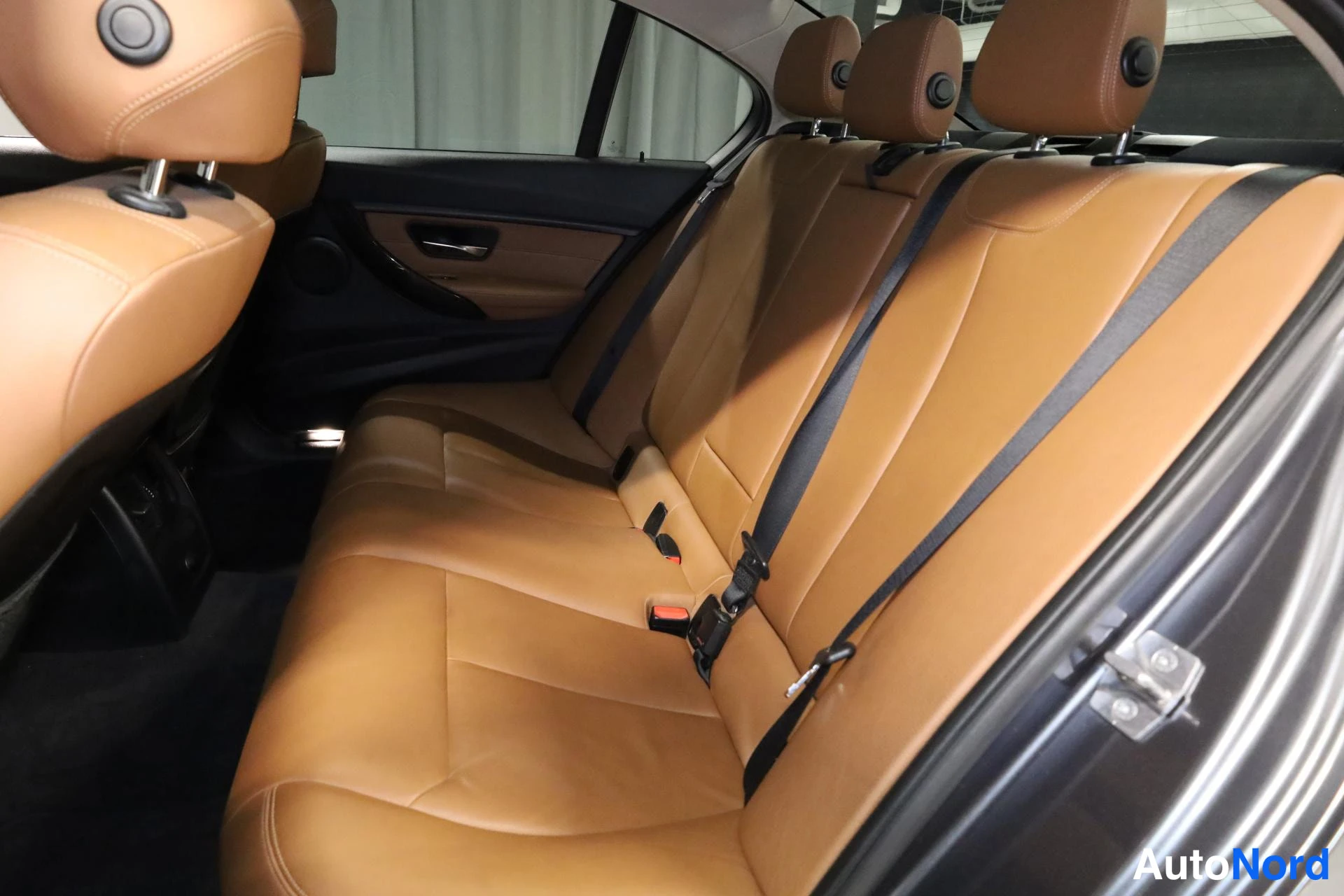 Harmaa BMW 318d 2014, takaistuimet, kuva 19