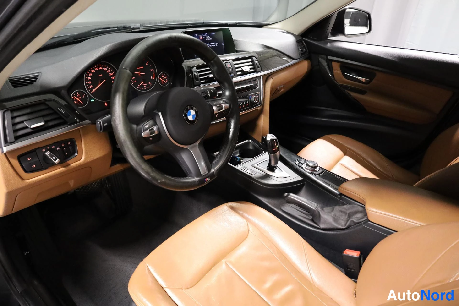 Harmaa BMW 318d 2014, ohjaamo, kuva 9