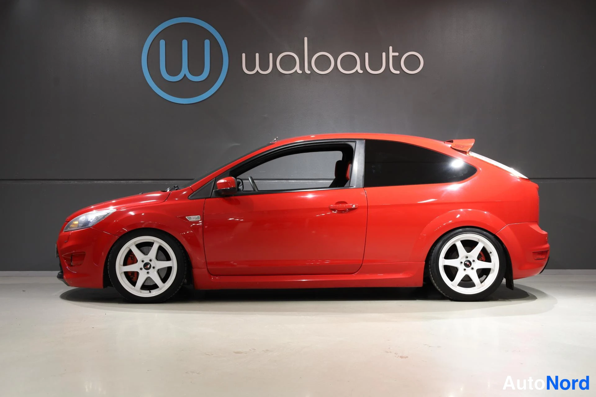 Punainen Ford Focus 2008, sivulta, kuva 5