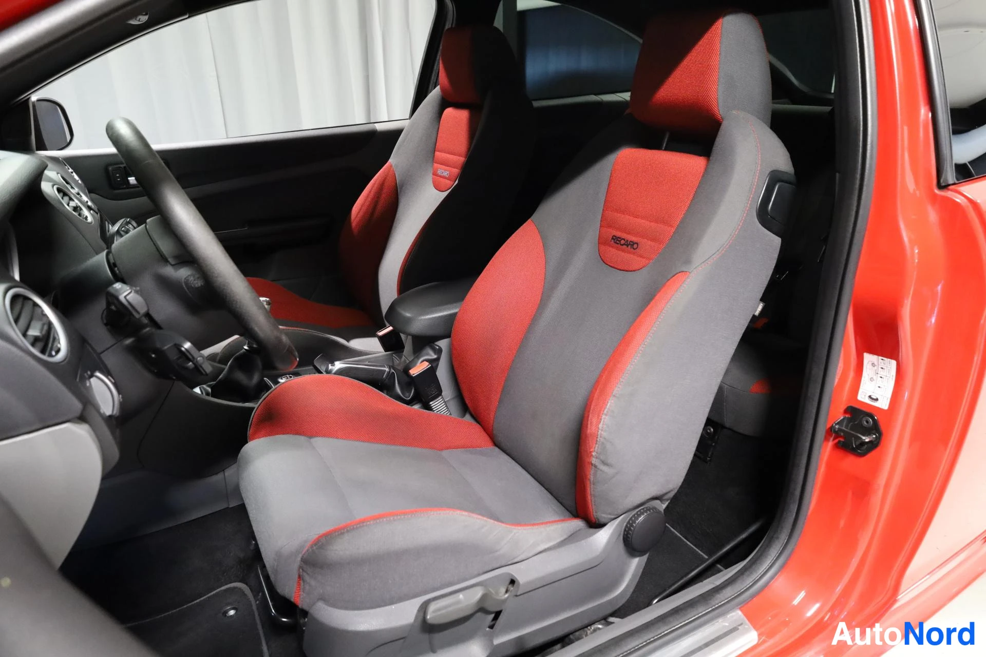 Punainen Ford Focus 2008, etuistuimet, kuva 15