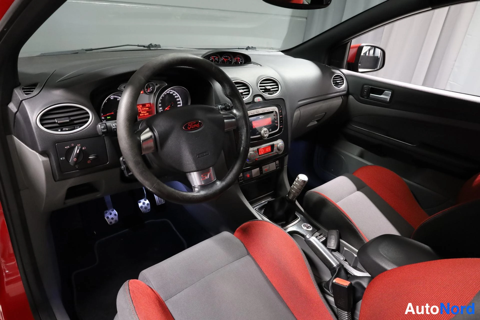 Punainen Ford Focus 2008, ohjaamo, kuva 10
