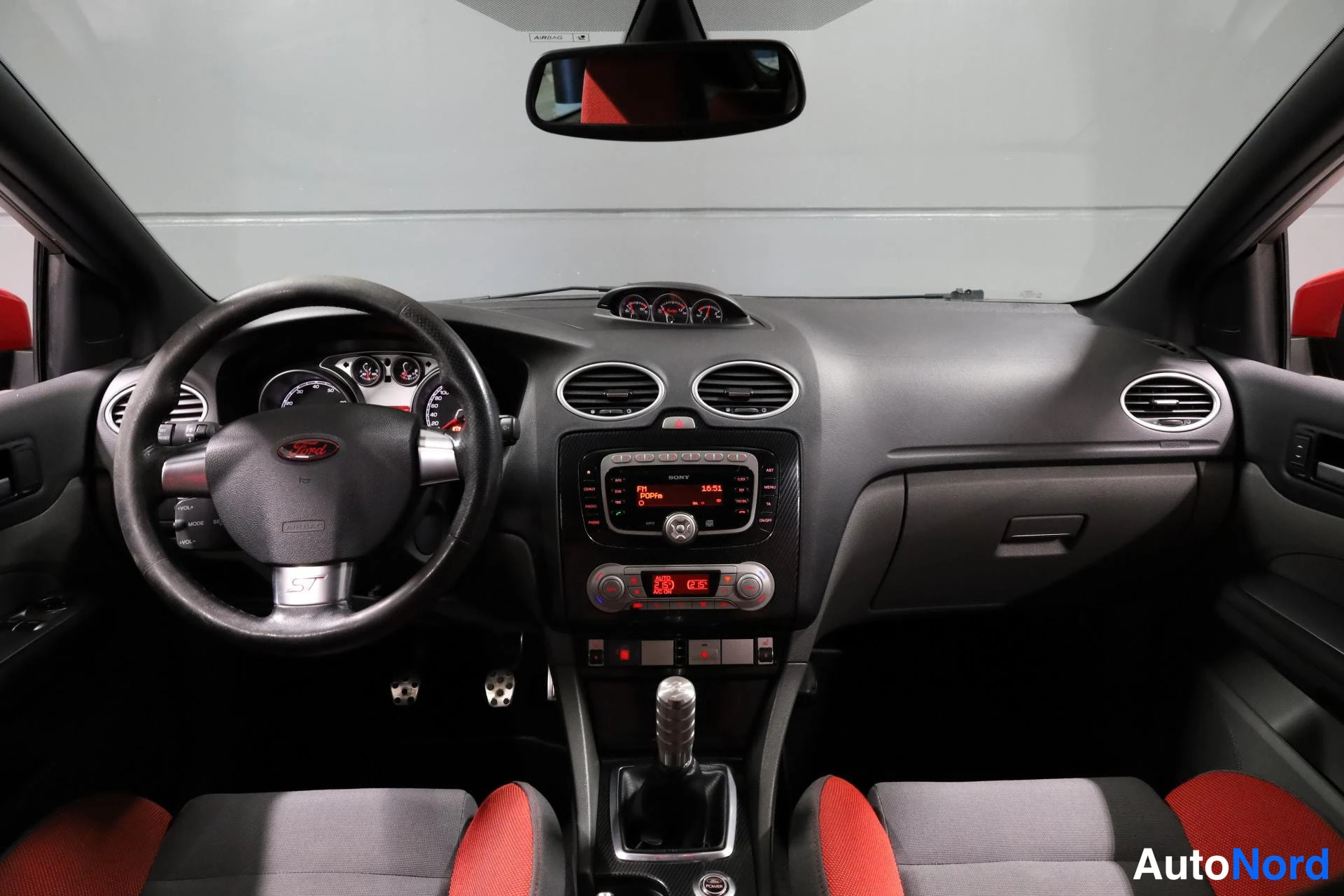 Punainen Ford Focus 2008, ohjaamo, kuva 11