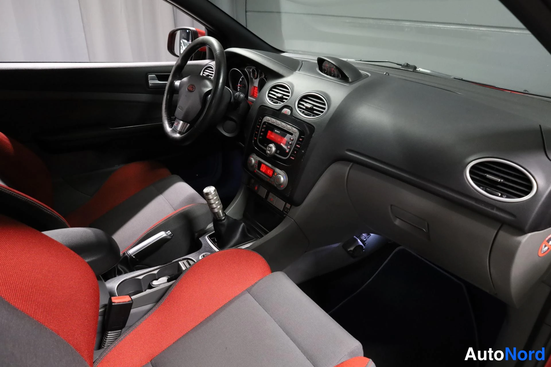Punainen Ford Focus 2008, ohjaamo, kuva 12