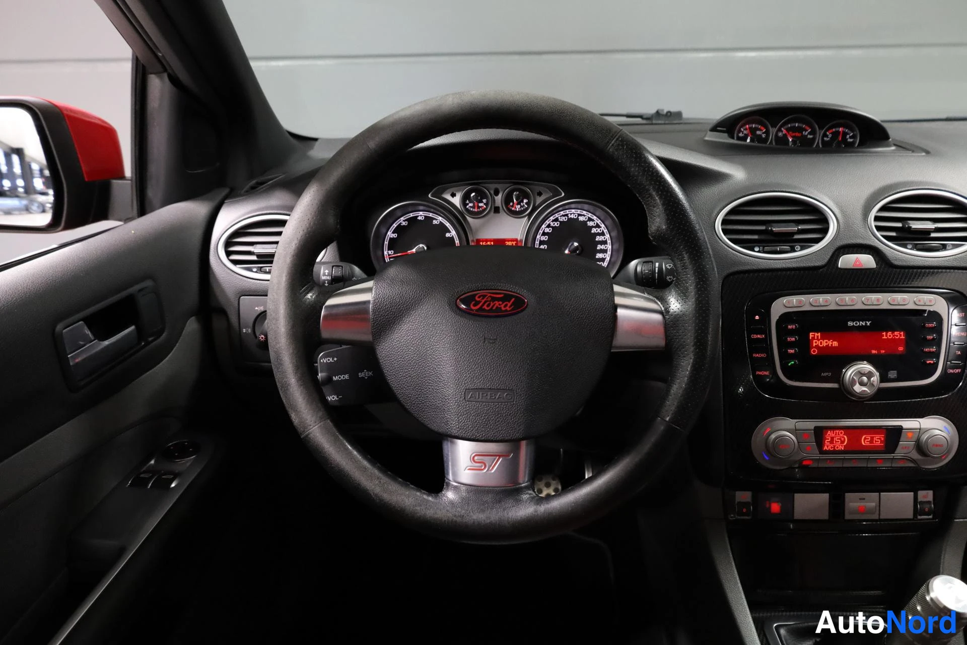 Punainen Ford Focus 2008, ohjaamo, kuva 13