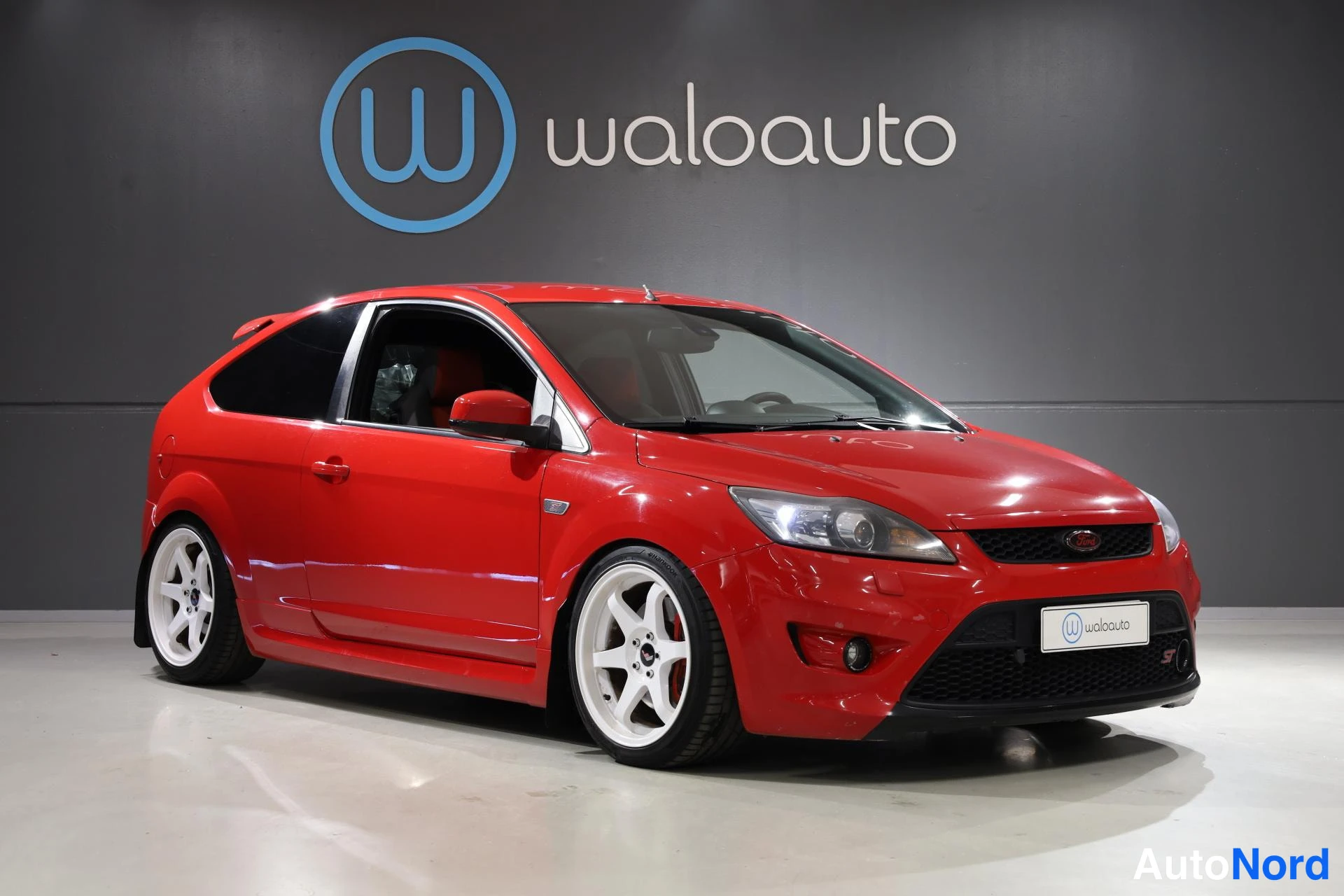Punainen Ford Focus 2008, etuviisto, keula oikealle, kuva 3