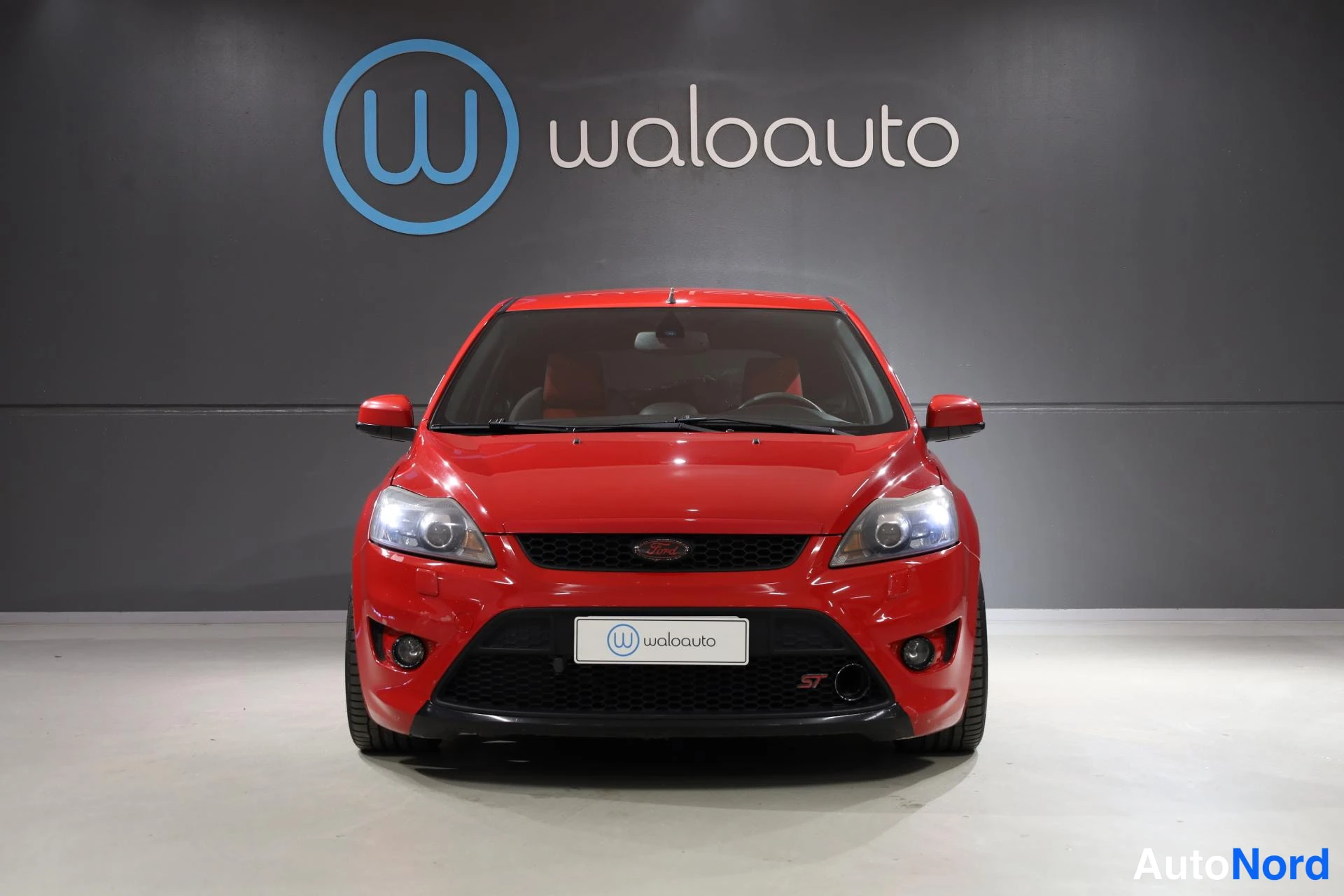Punainen Ford Focus 2008, edestä, kuva 4