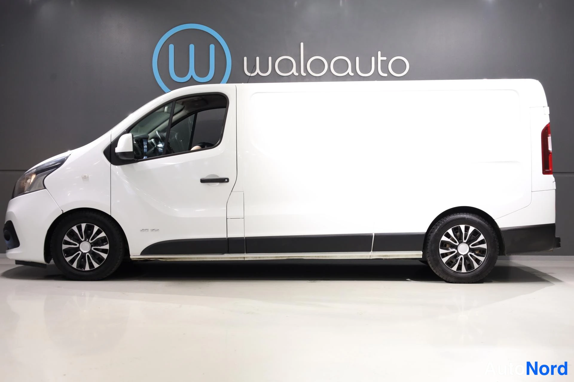 Valkoinen Nissan NV300 2018, etuviisto, keula vasemmalle, kuva 2