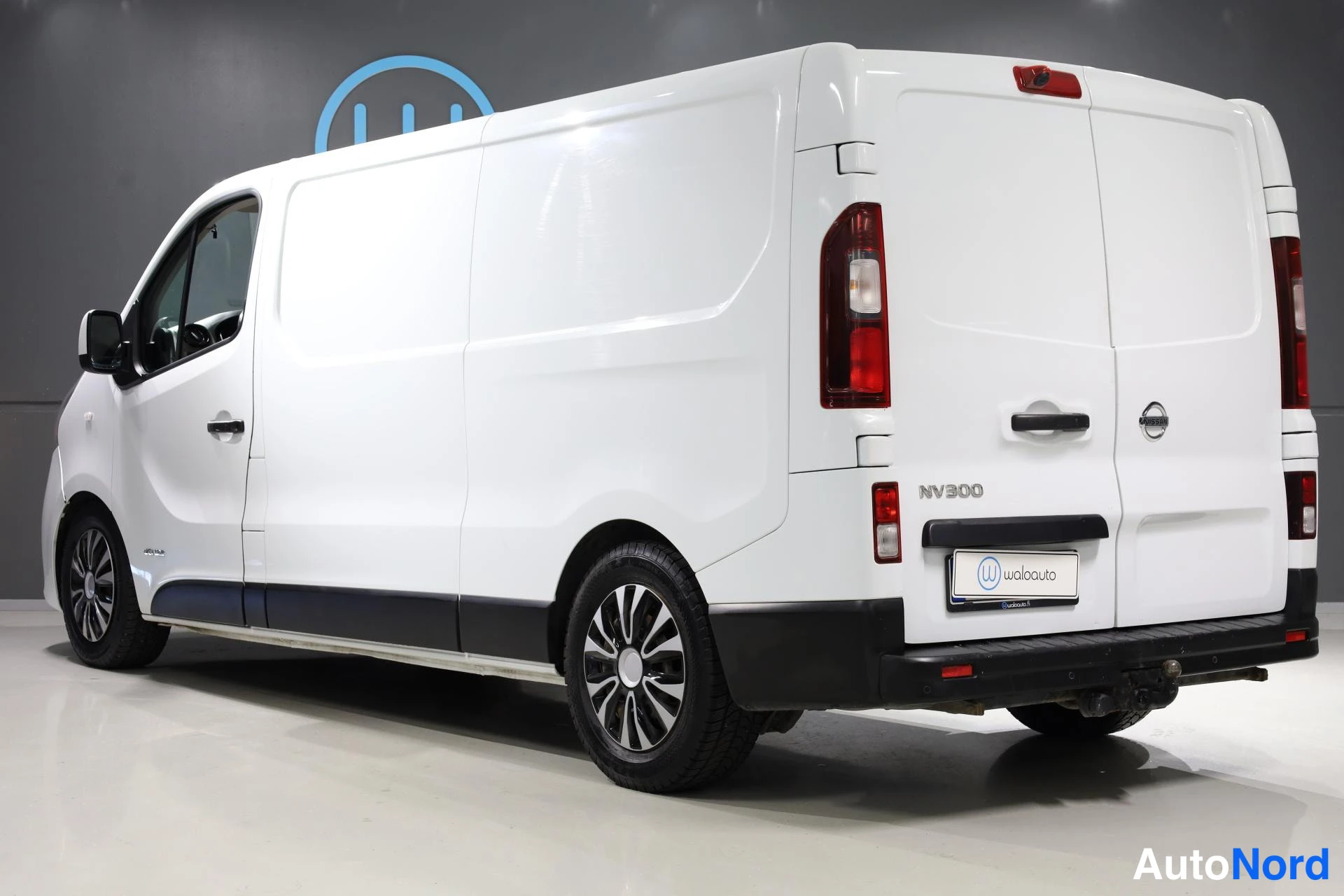 Valkoinen Nissan NV300 2018, takaviisto, kuva 6