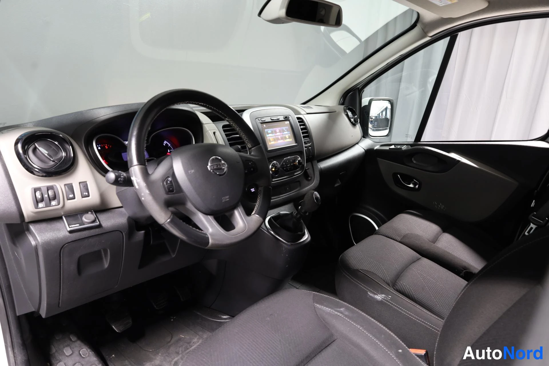 Valkoinen Nissan NV300 2018, ohjaamo, kuva 9