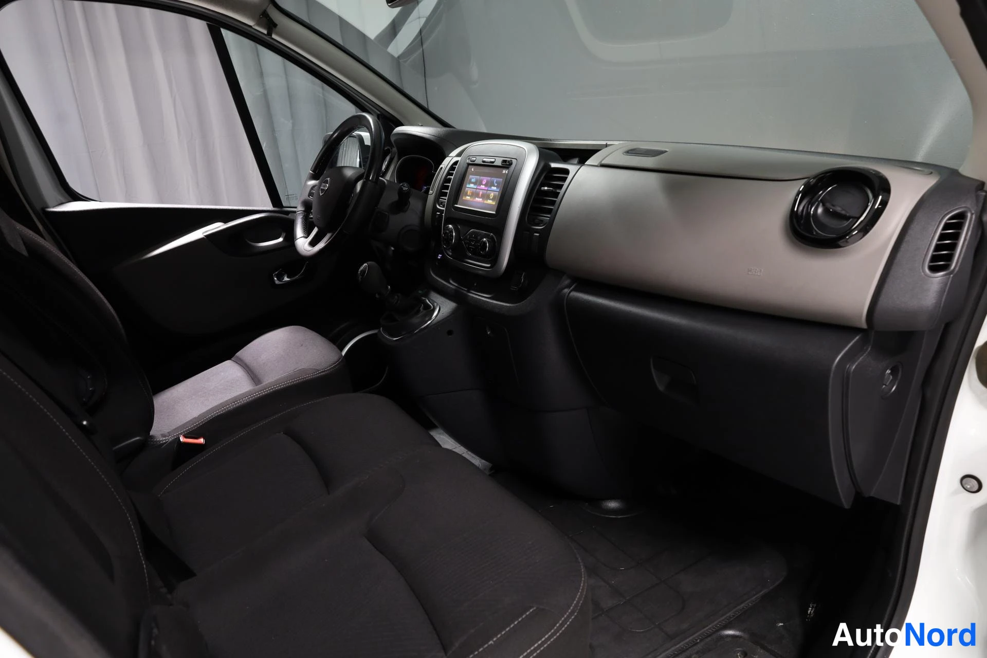 Valkoinen Nissan NV300 2018, ohjaamo, kuva 10