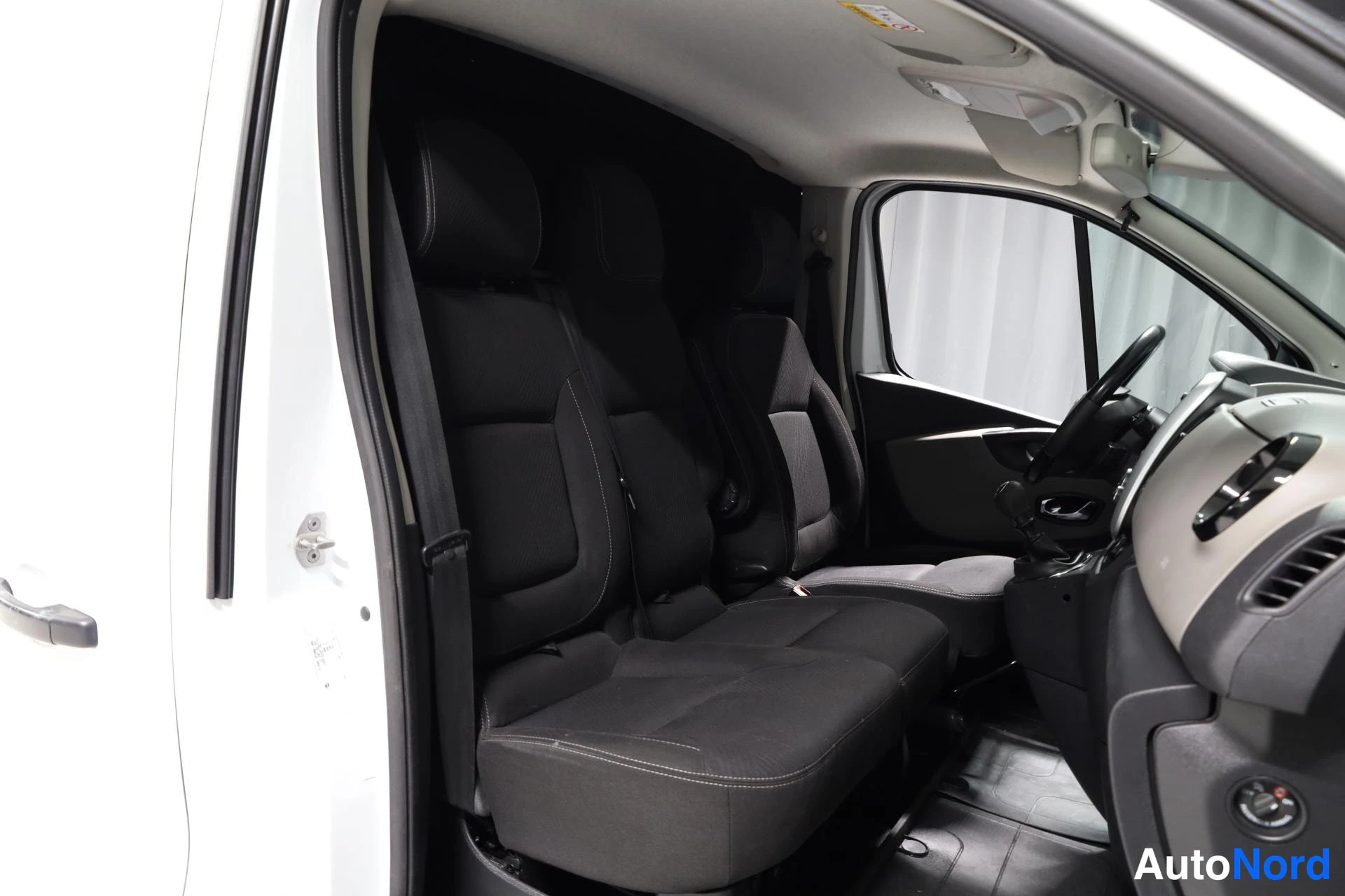 Valkoinen Nissan NV300 2018, etuistuimet, kuva 12