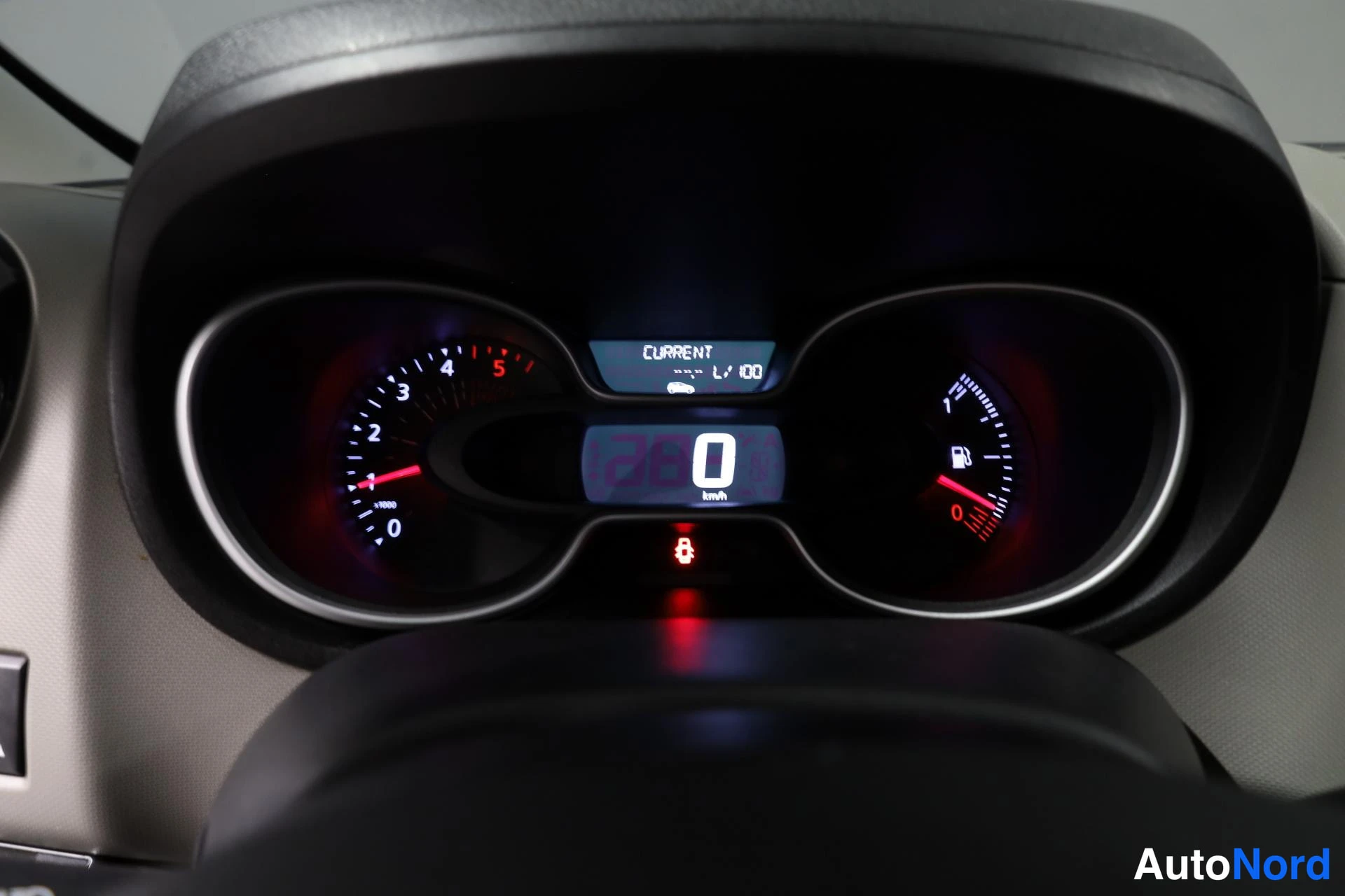 Valkoinen Nissan NV300 2018, yksityiskohta, kuva 17
