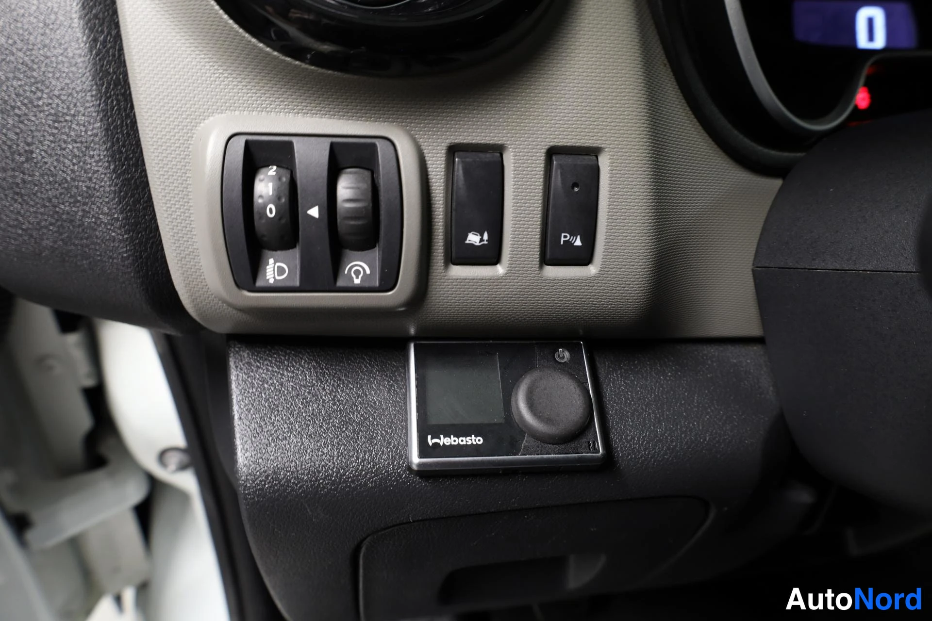 Valkoinen Nissan NV300 2018, yksityiskohta, kuva 19