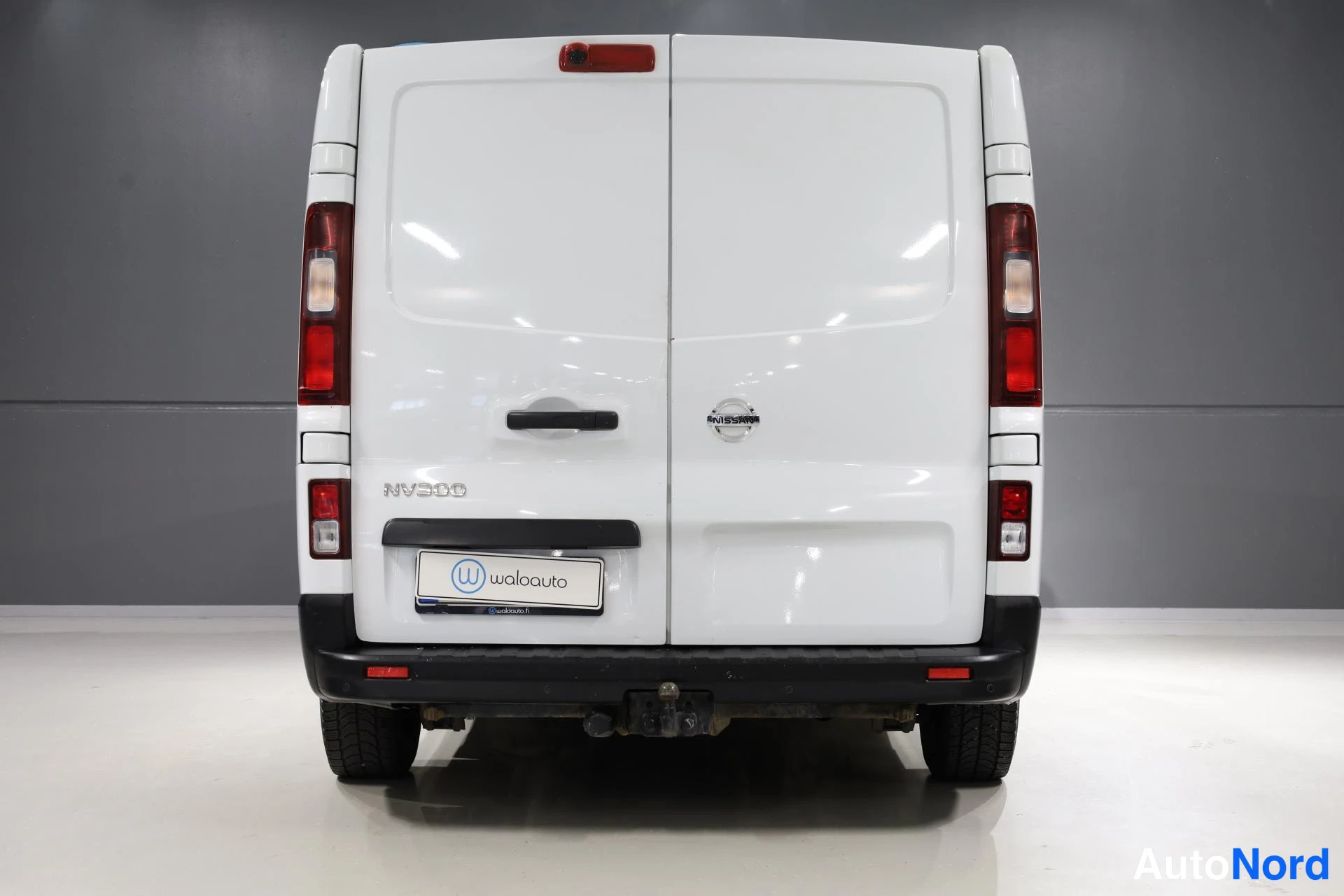 Valkoinen Nissan NV300 2018, takaa, kuva 8
