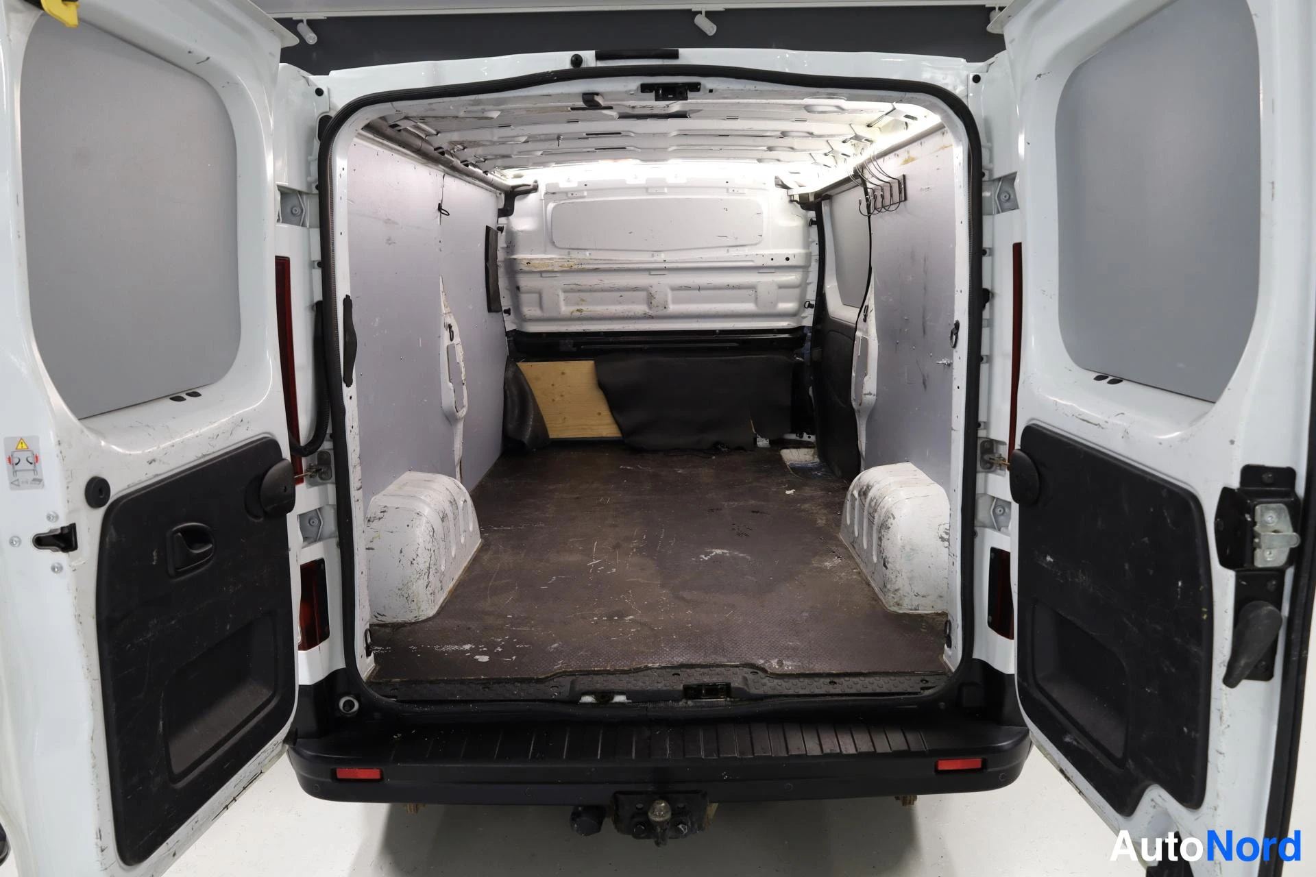 Valkoinen Nissan NV300 2018, tavaratila, kuva 14