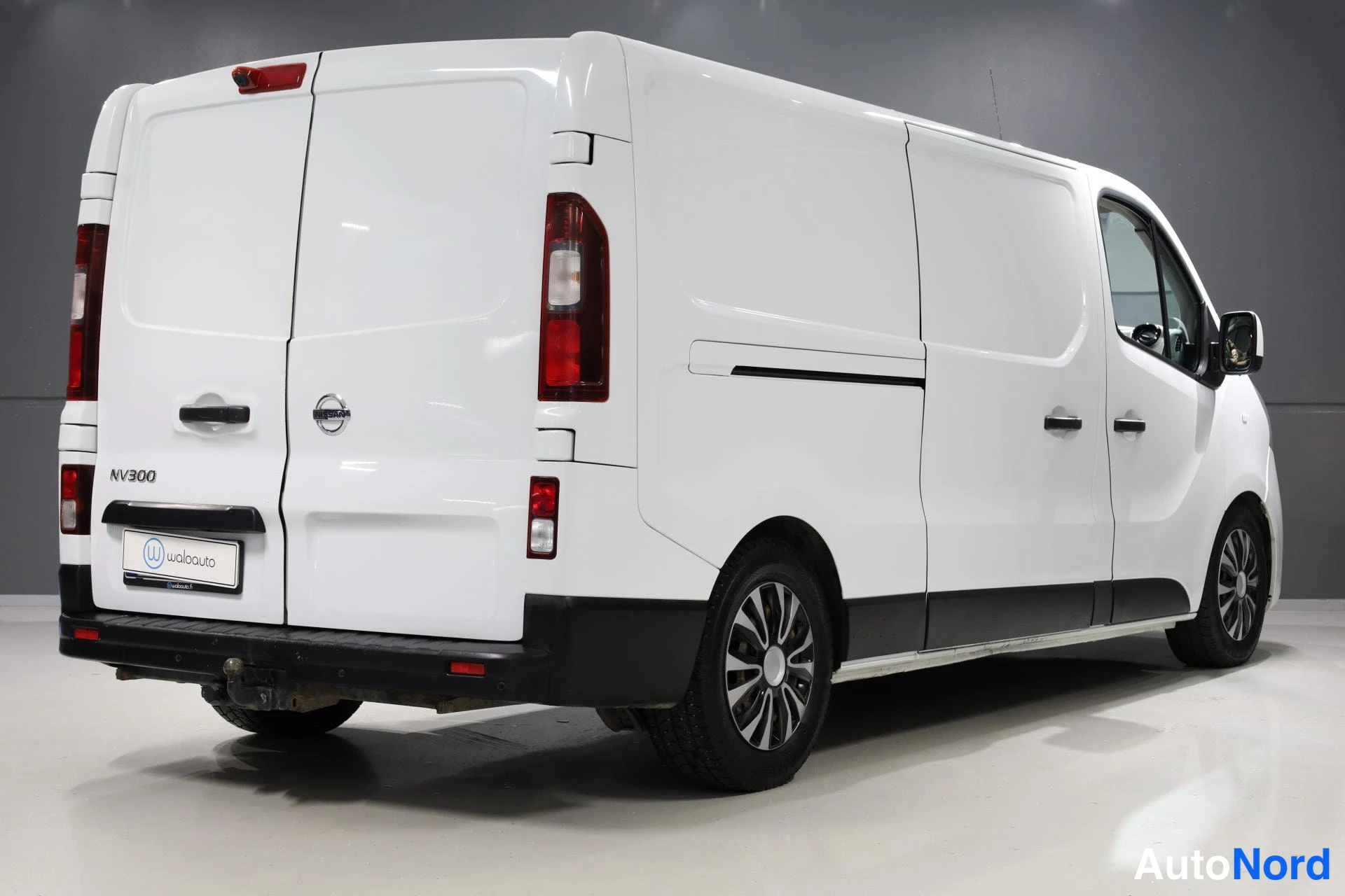Valkoinen Nissan NV300 2018, takaviisto, kuva 7