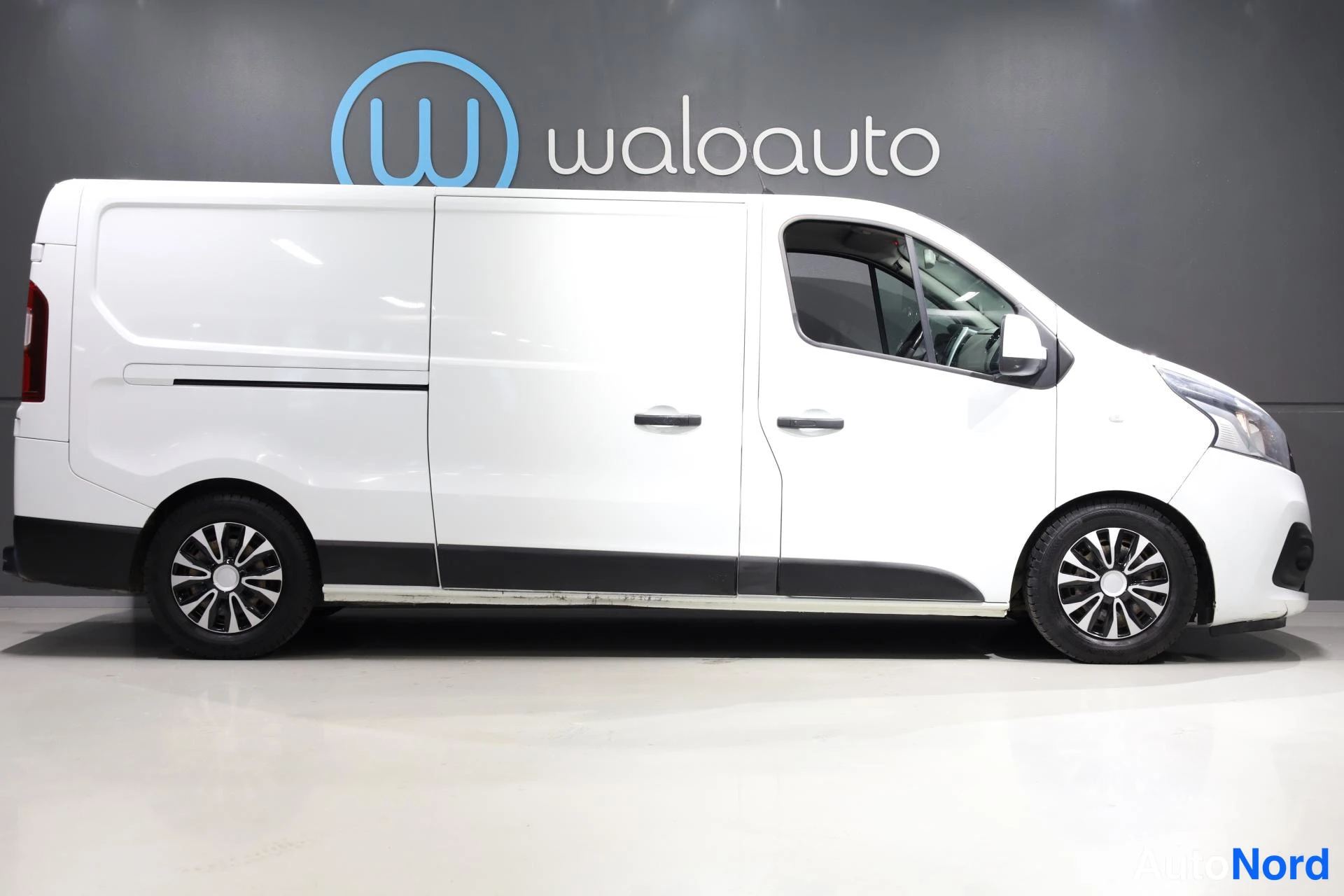 Valkoinen Nissan NV300 2018, sivulta, kuva 5
