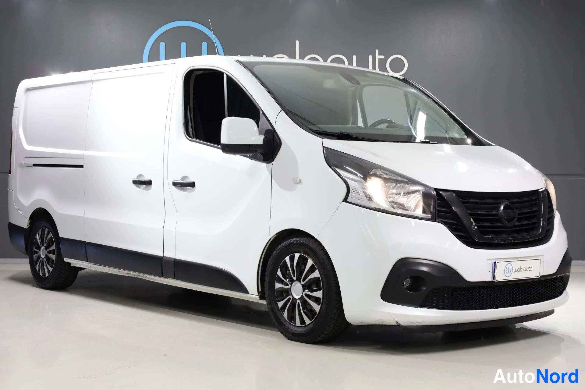 Valkoinen Nissan NV300 2018, etuviisto, keula oikealle, kuva 3