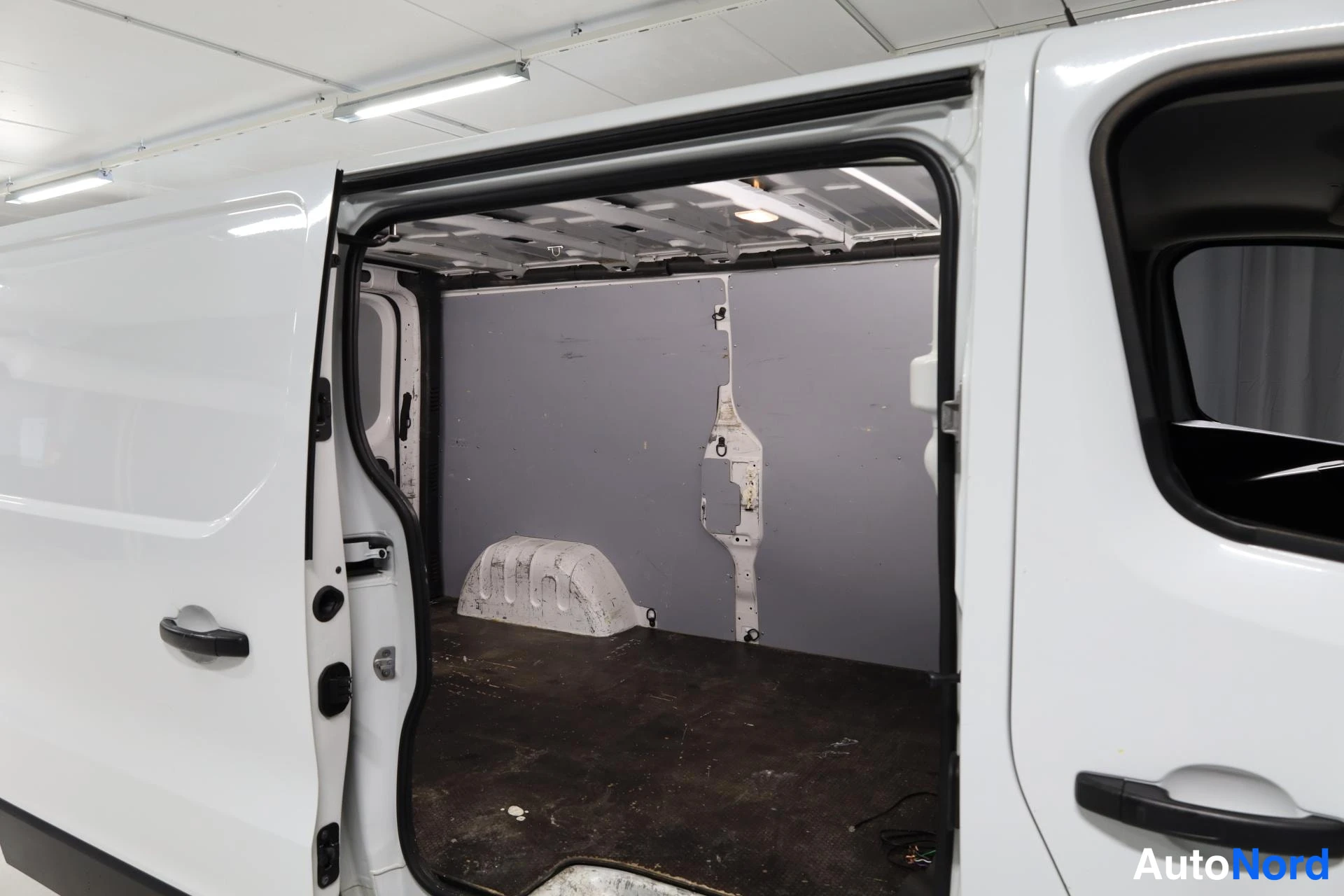 Valkoinen Nissan NV300 2018, tavaratila, kuva 13