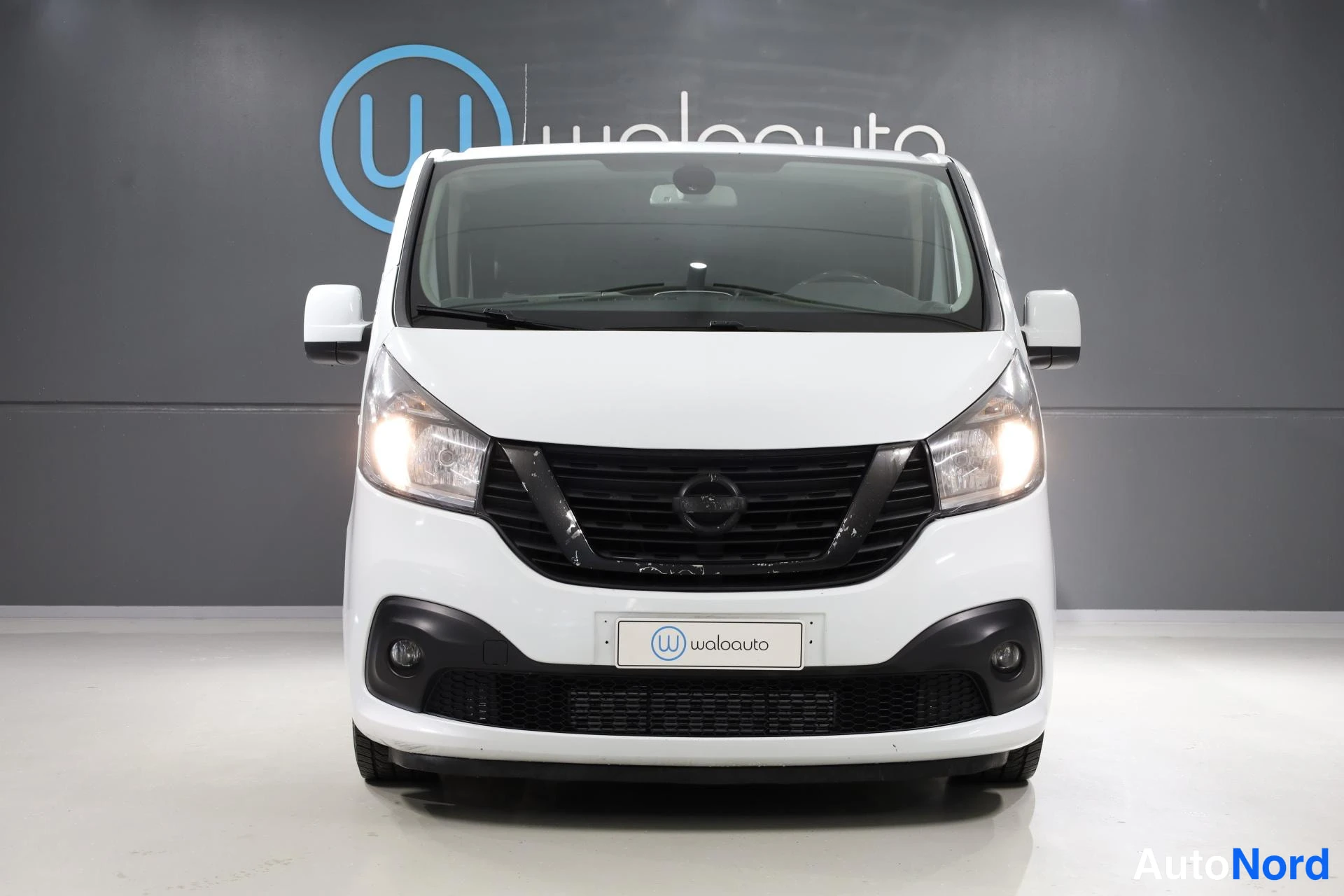 Valkoinen Nissan NV300 2018, edestä, kuva 4