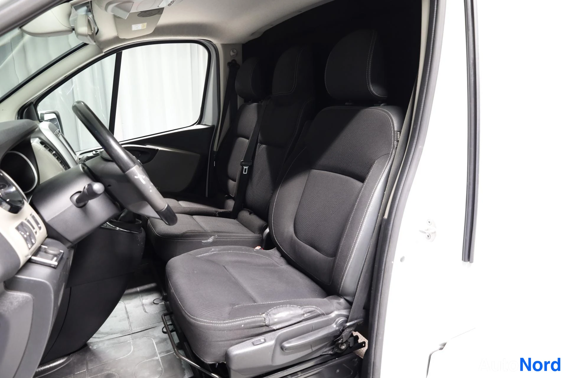 Valkoinen Nissan NV300 2018, etuistuimet, kuva 11