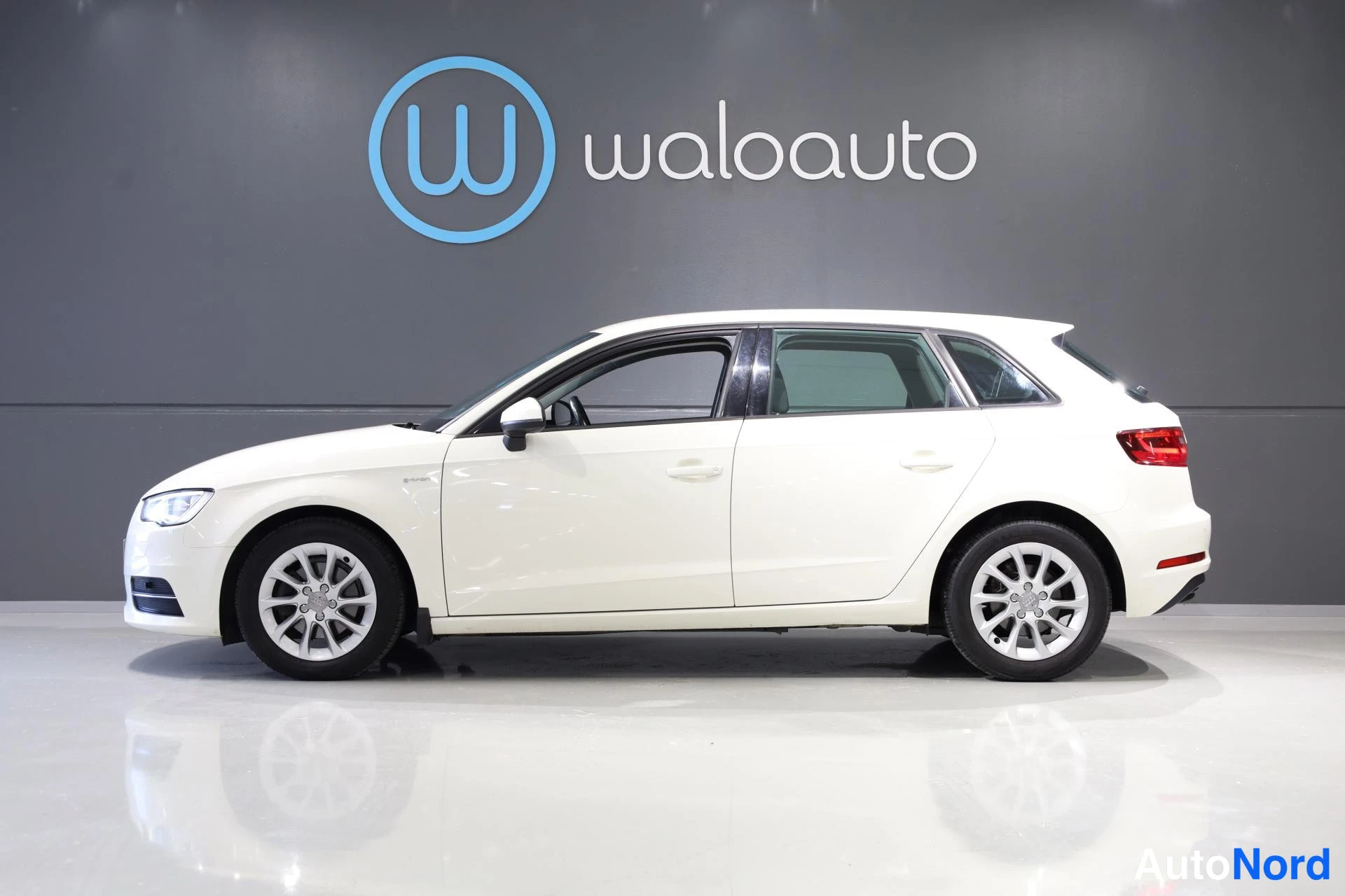Valkoinen Audi A3 2015, etuviisto, keula vasemmalle, kuva 2