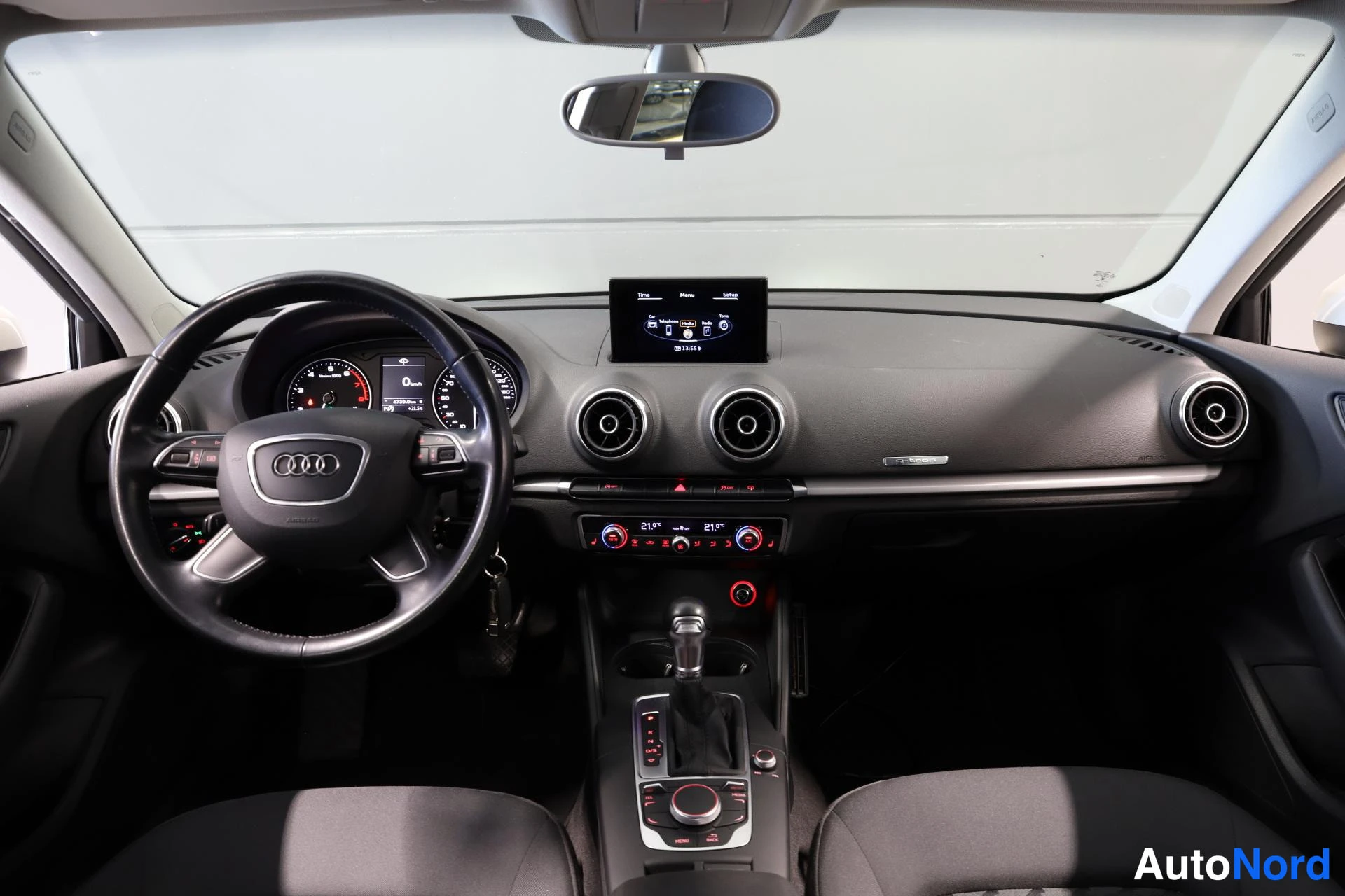 Valkoinen Audi A3 2015, ohjaamo, kuva 10