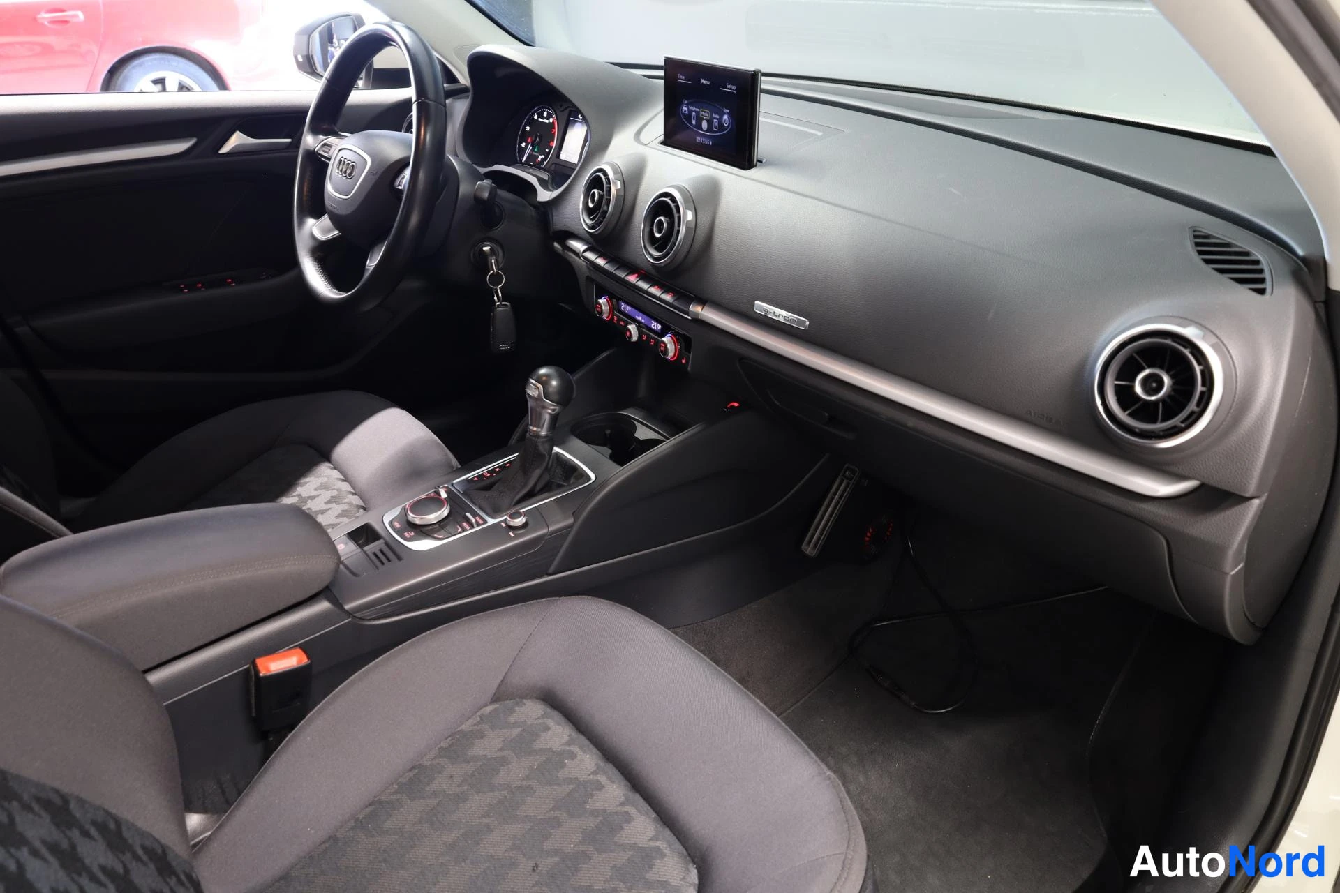 Valkoinen Audi A3 2015, ohjaamo, kuva 11