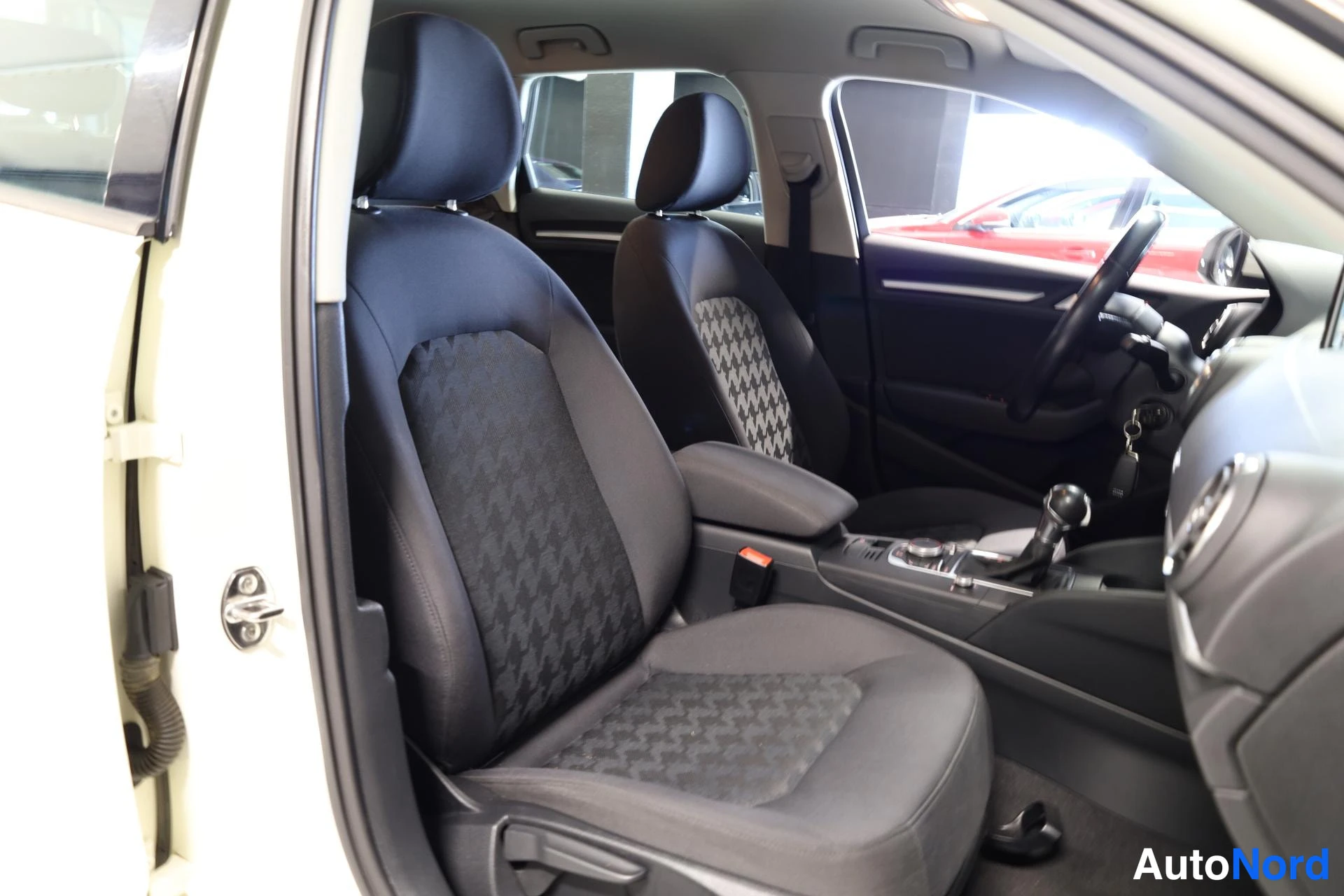 Valkoinen Audi A3 2015, etuistuimet, kuva 14