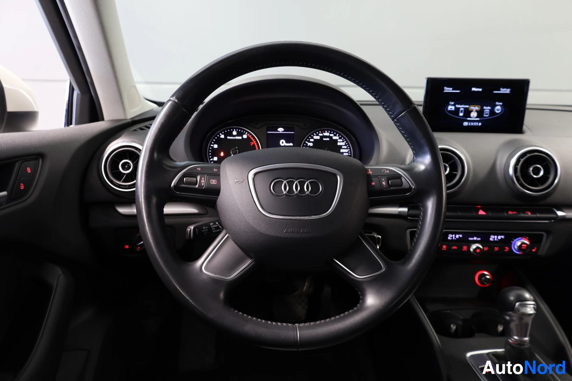 Valkoinen Audi A3 2015, ohjaamo, kuva 12