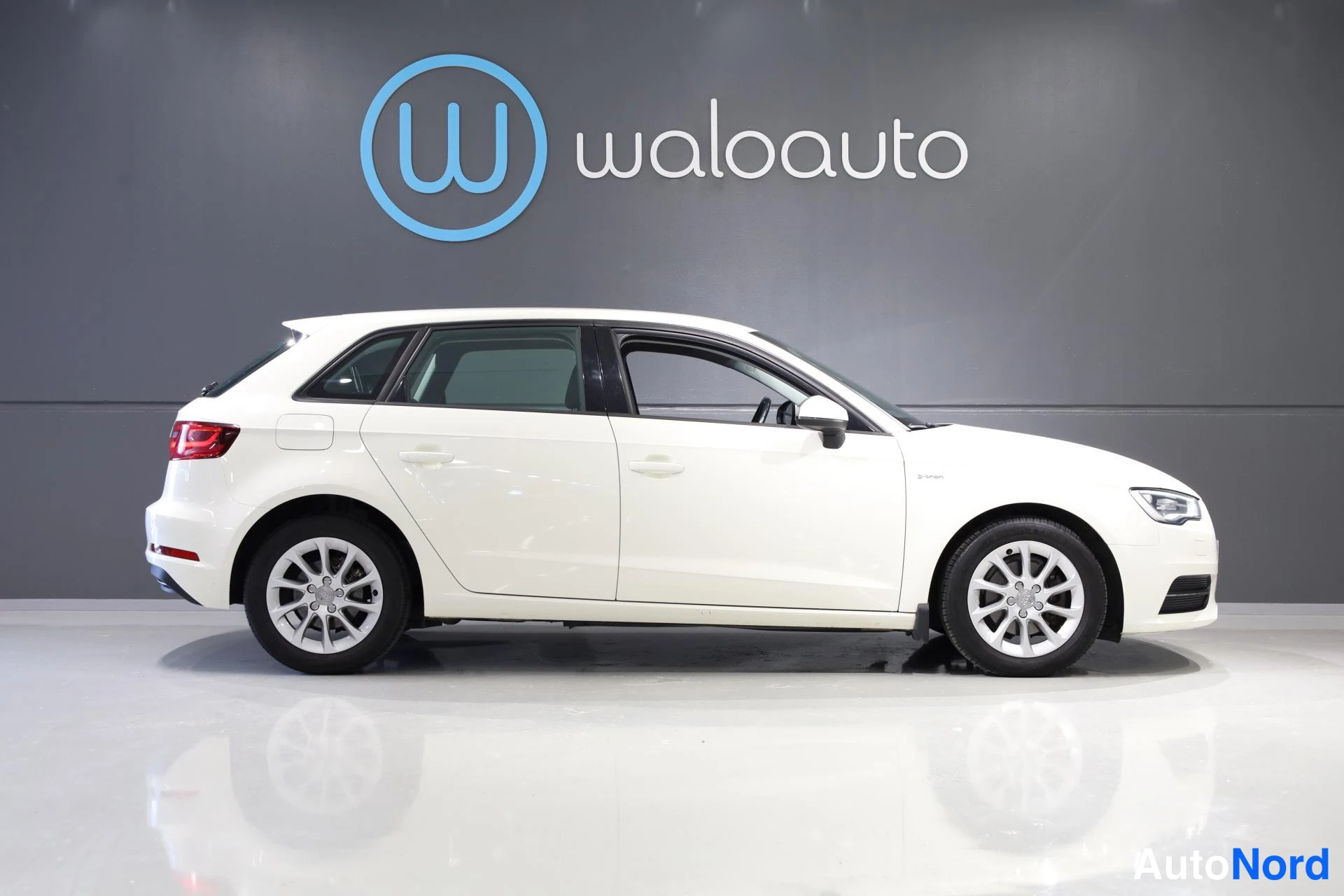 Valkoinen Audi A3 2015, sivulta, kuva 5